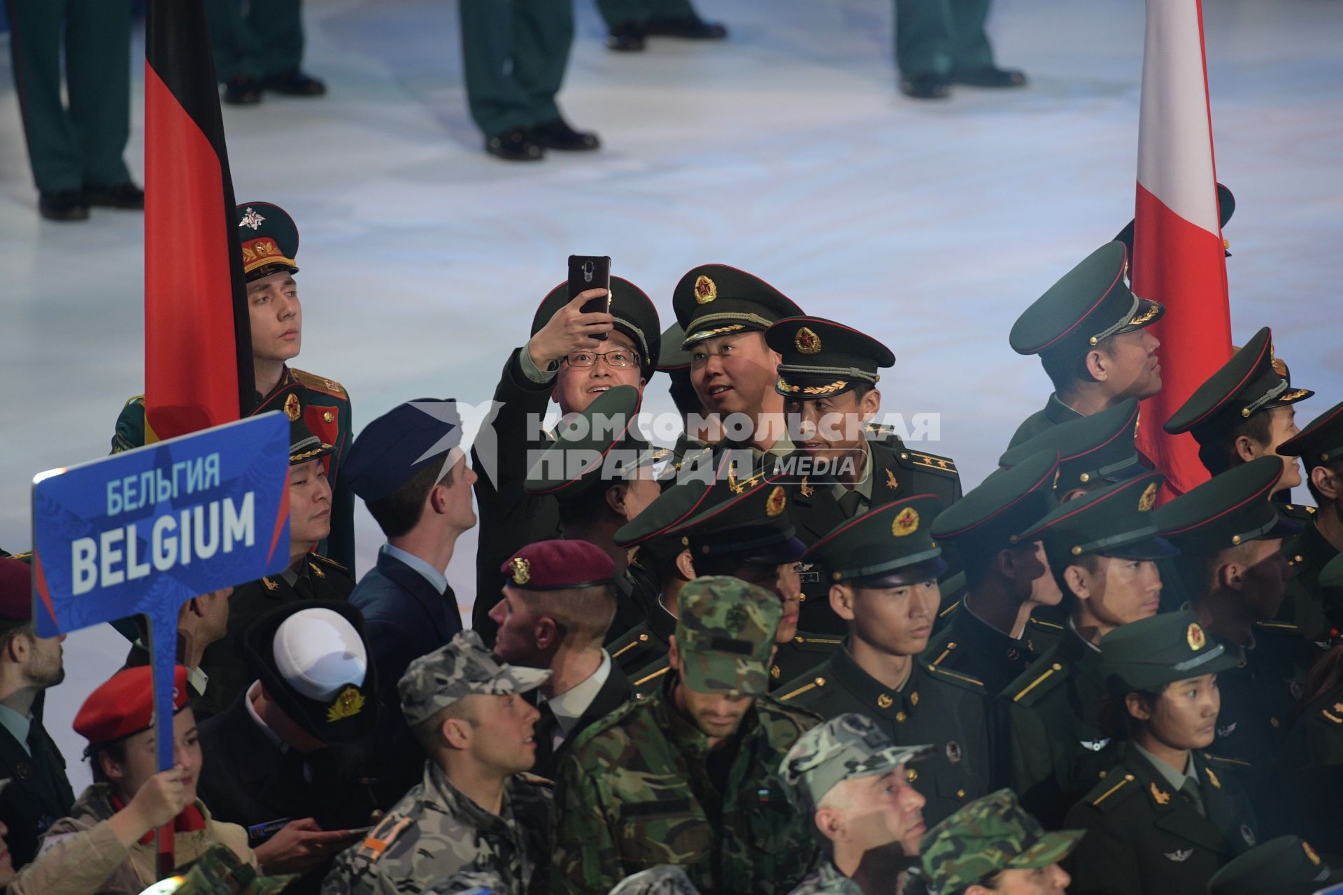 Сочи.   Участники игр  на церемонии  открытия  III  зимних Всемирных военных  игр.