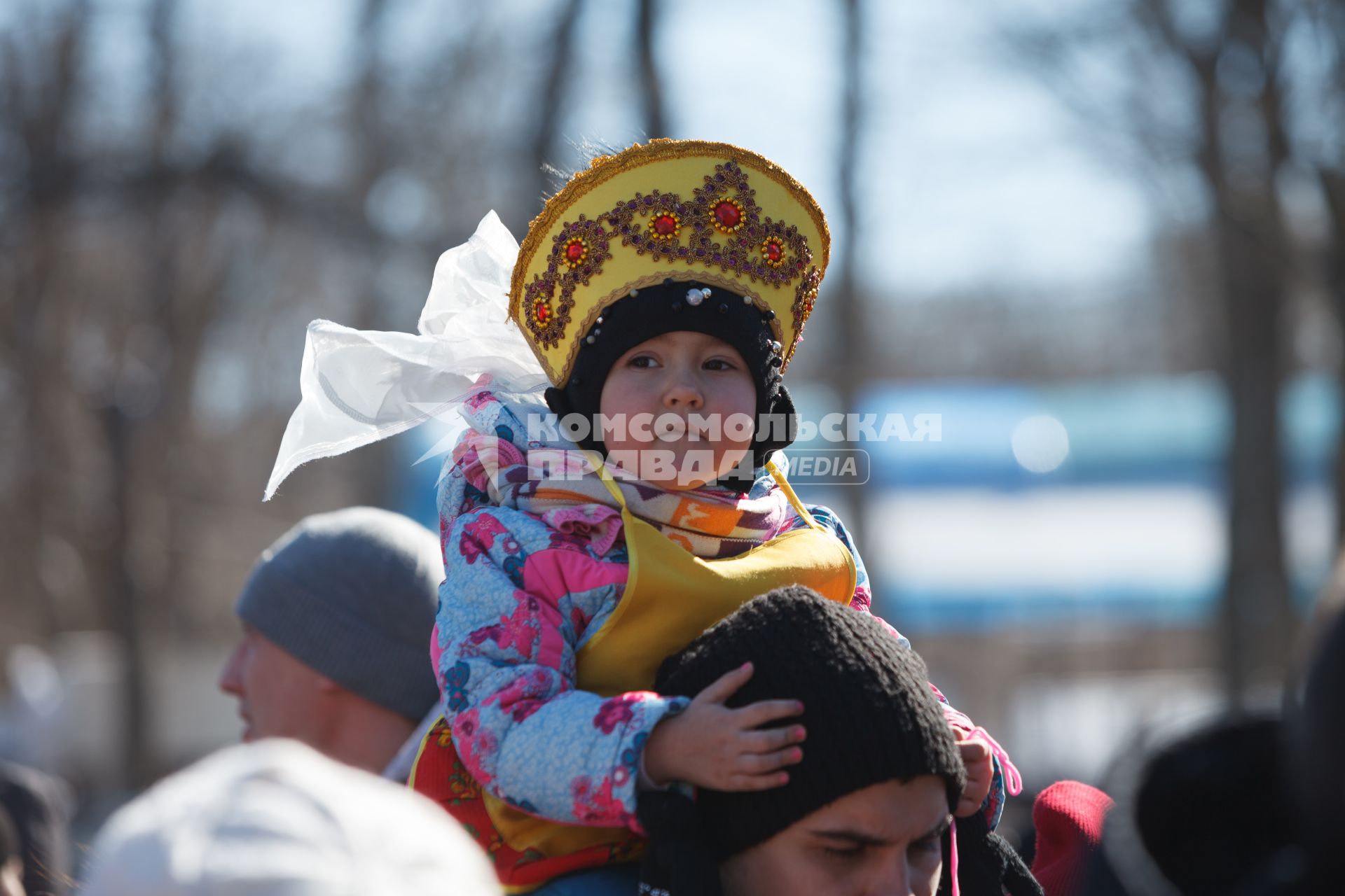 Ставрополь.  Девочка в русском кокошнике во время празднования Широкой Масленицы.