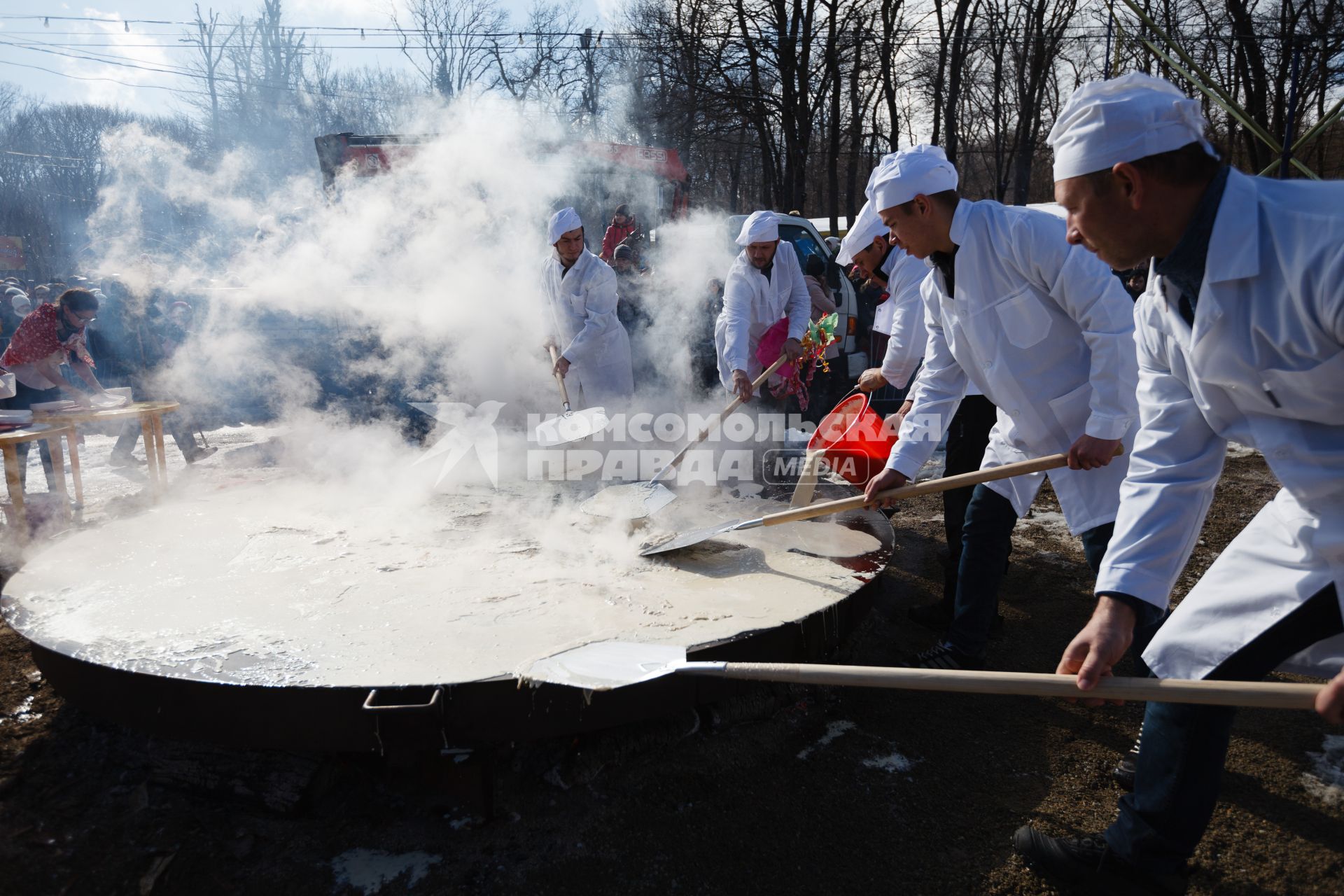 Ставрополь. Повара выпекают большой блин  во время празднования Широкой Масленицы.