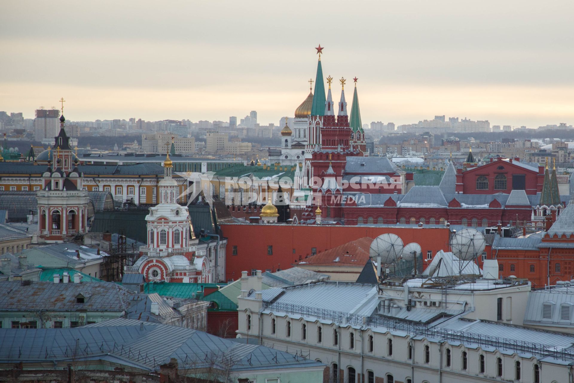 Москва. Вид на Кремль со смотровой площадки на крыше Центрального Детского Магазина на Лубянке.