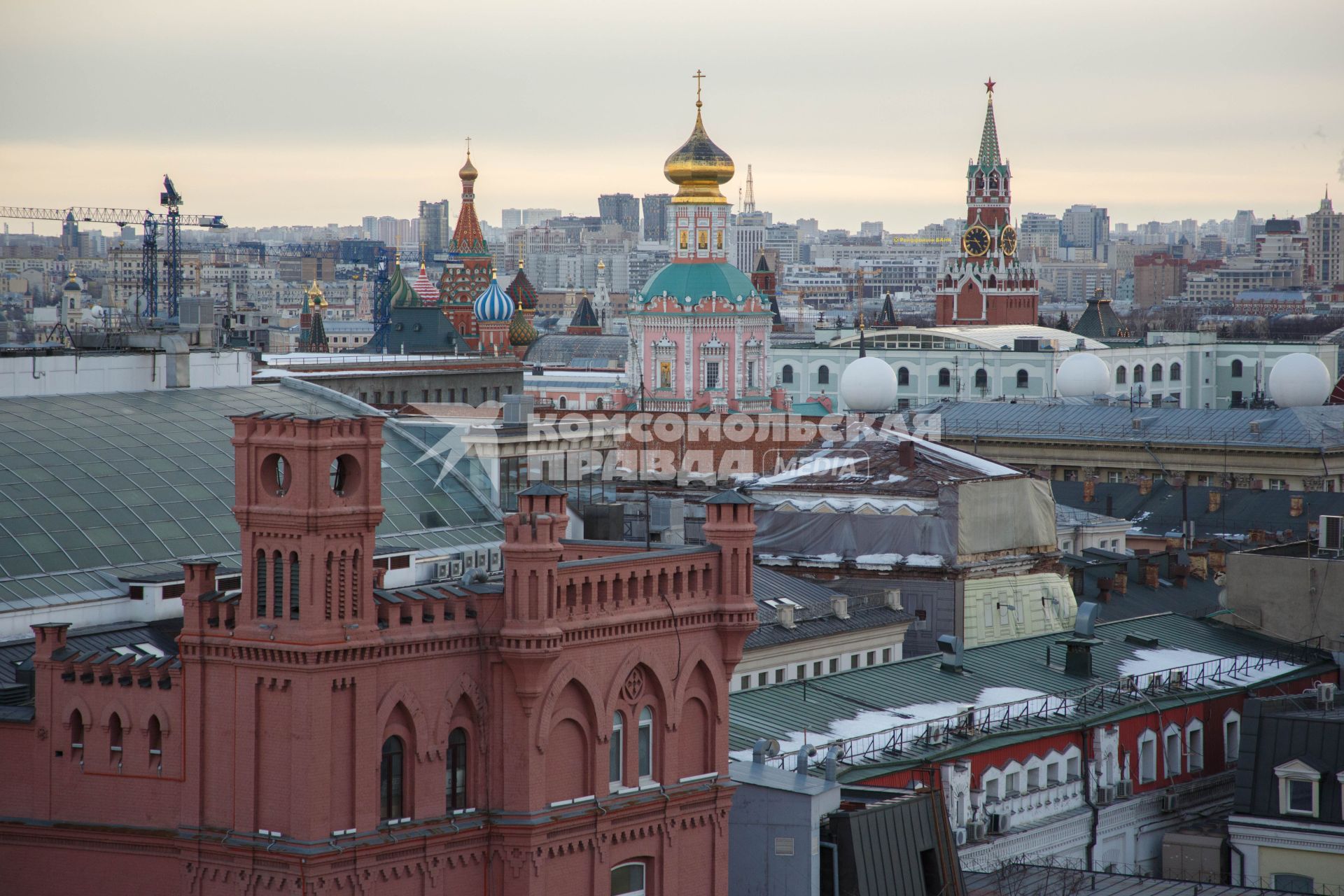 Москва. Вид на Кремль со смотровой площадки на крыше Центрального Детского Магазина на Лубянке.