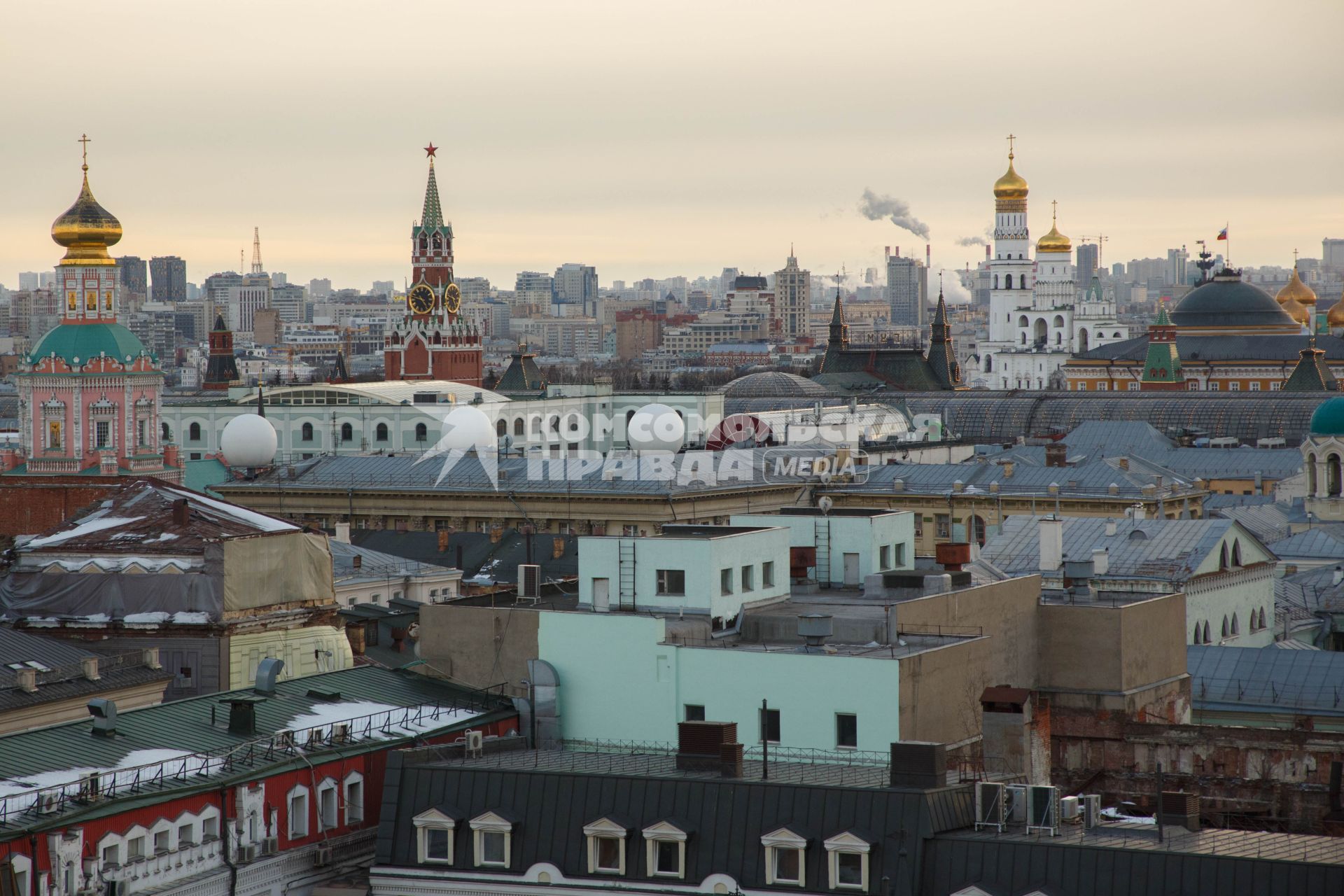 Москва. Вид на Кремль со смотровой площадки на крыше Центрального Детского Магазина на Лубянке.