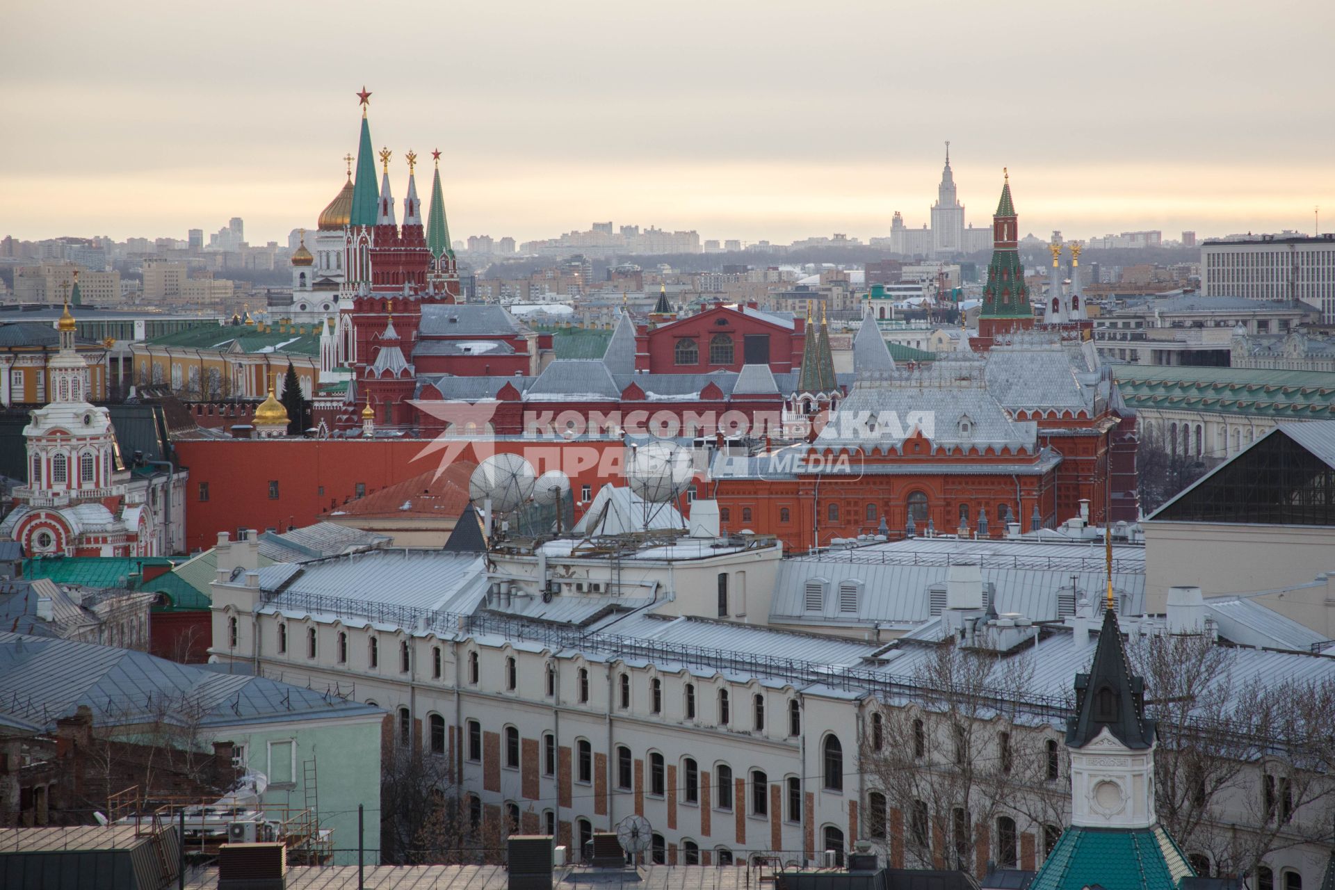 Москва. Вид на Кремль со смотровой площадки на крыше Центрального Детского Магазина на Лубянке.