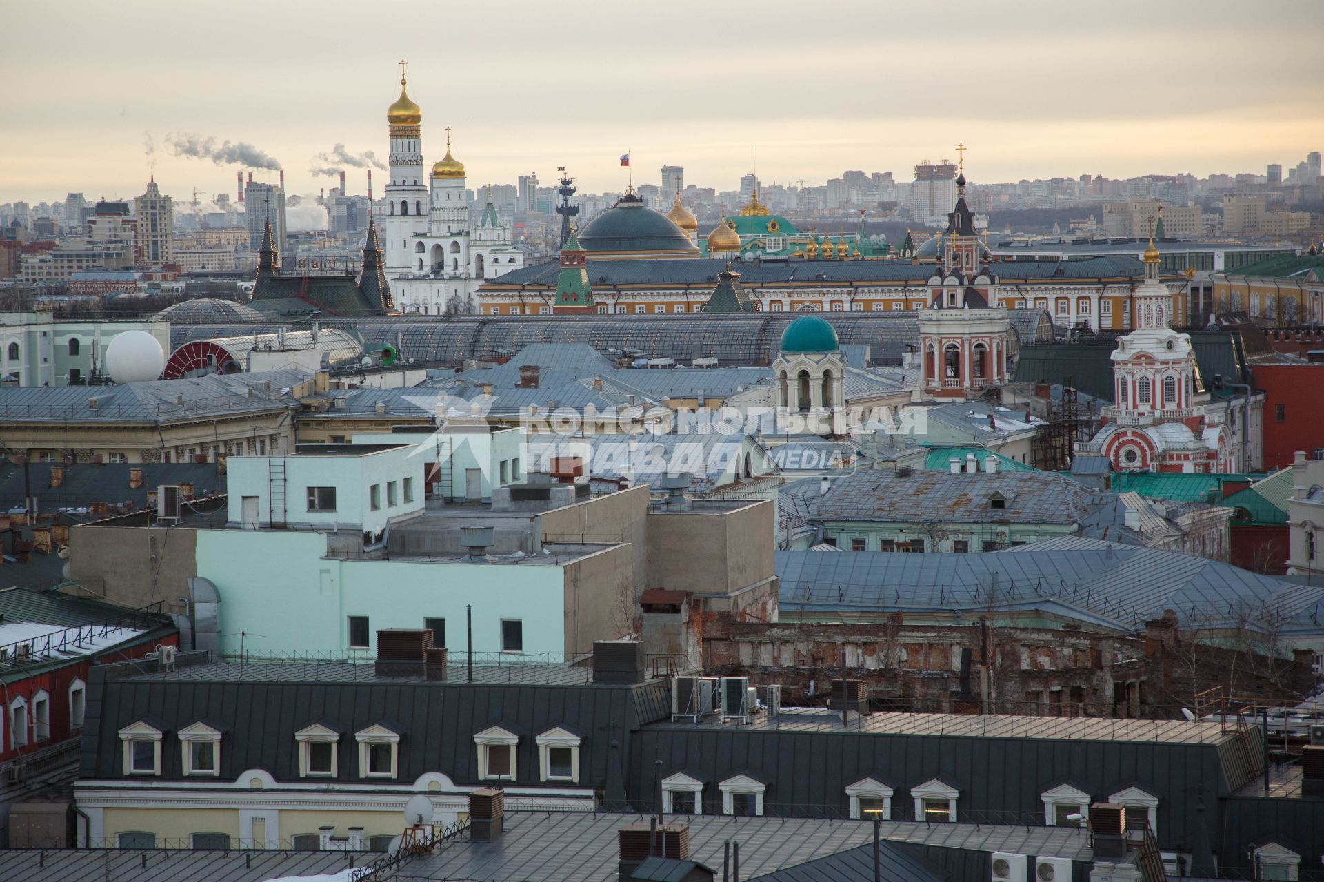 Москва. Вид на Кремль со смотровой площадки на крыше Центрального Детского Магазина на Лубянке.