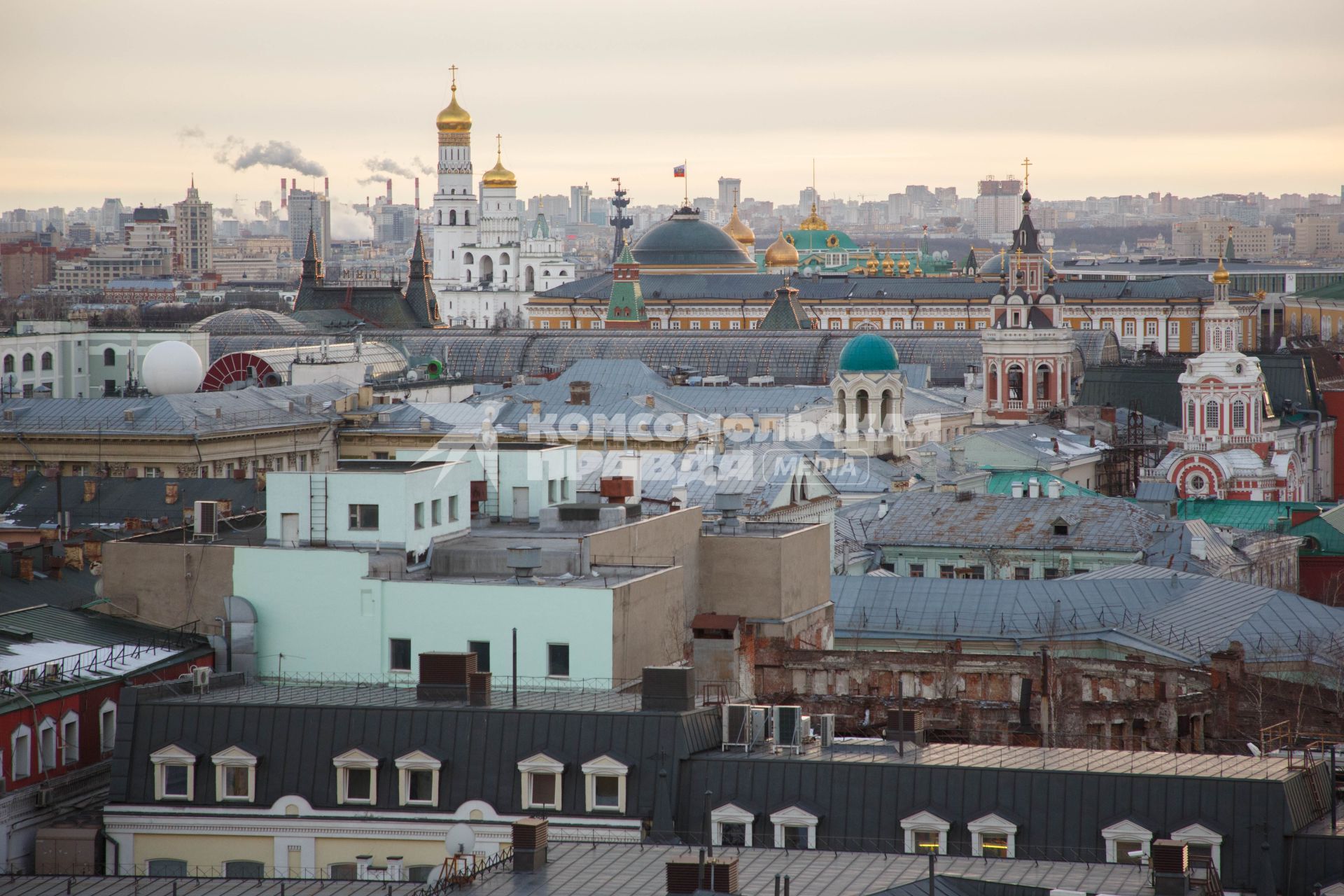 Москва. Вид на Кремль со смотровой площадки на крыше Центрального Детского Магазина на Лубянке.