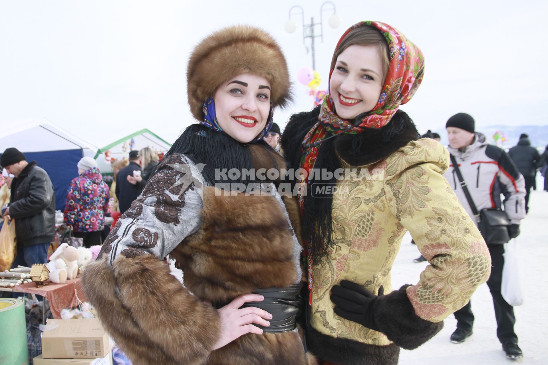 Алтайский край.  Народные гуляния во время празднования  фестиваля Сибирская Масленица.