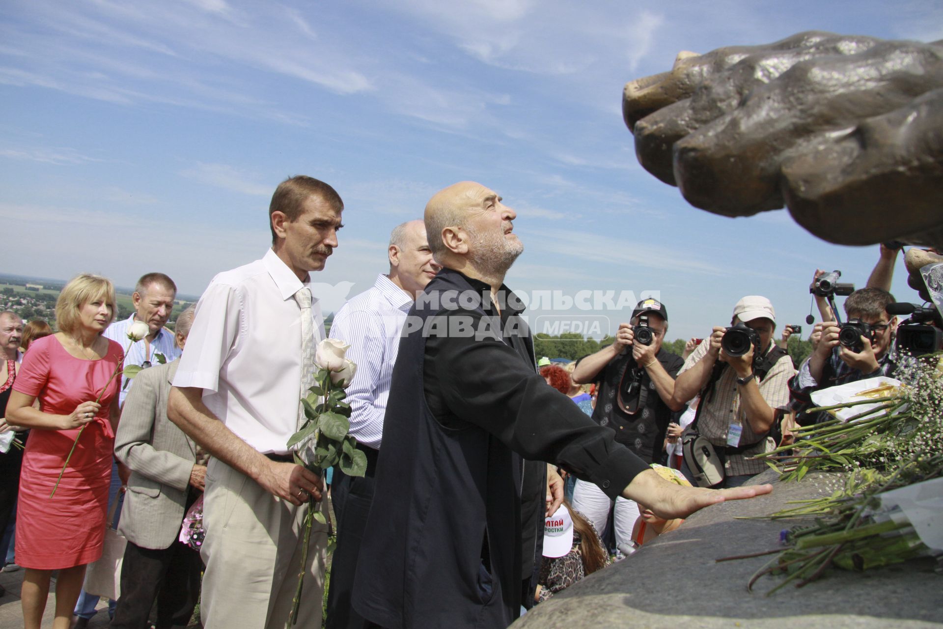 Алтайский край, Сростки. Актер Алексей Петренко (в центре) на фестивале `Шукшинские дни на Алтае`.