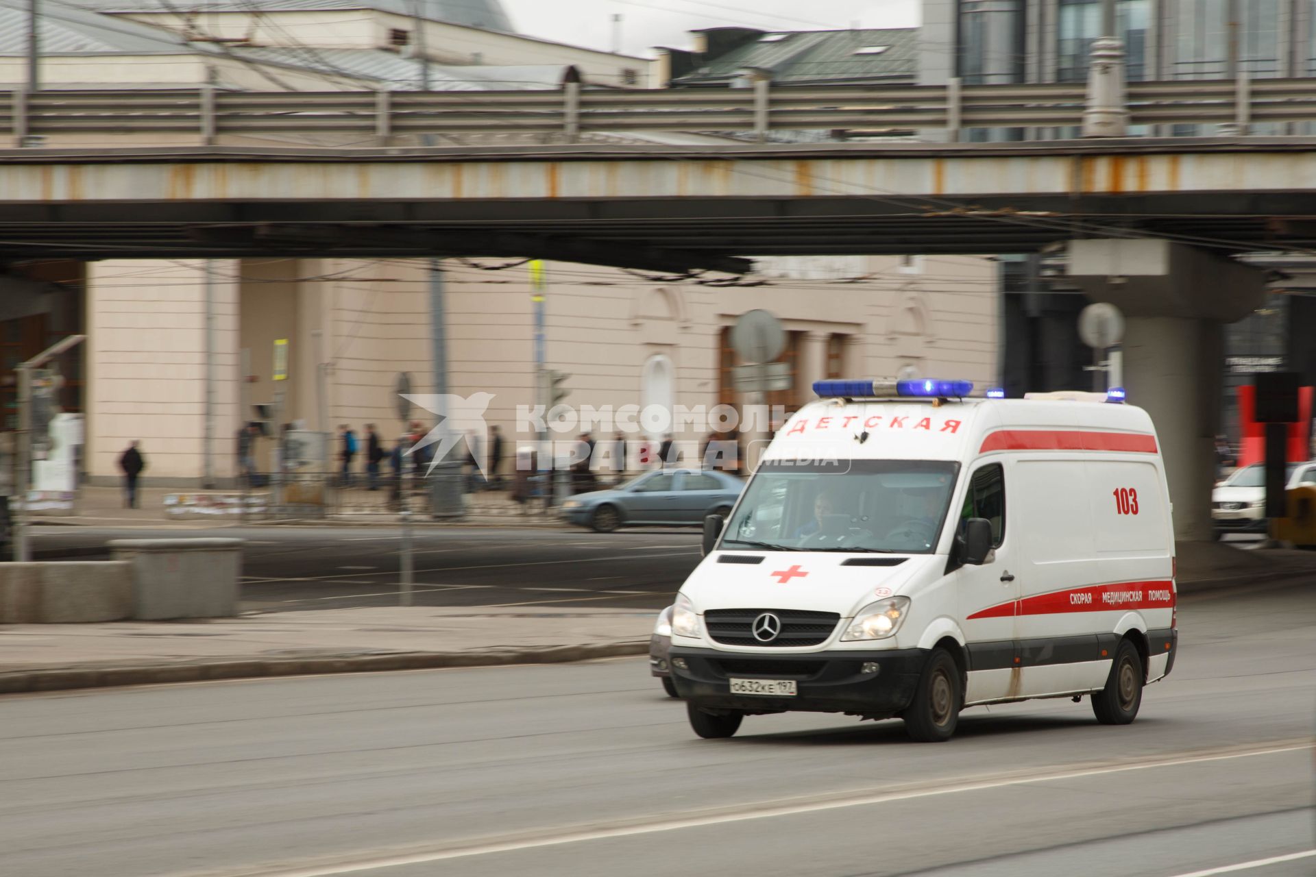 Москва. Автомобиль медицинской детской скорой помощи на одной из улиц города.