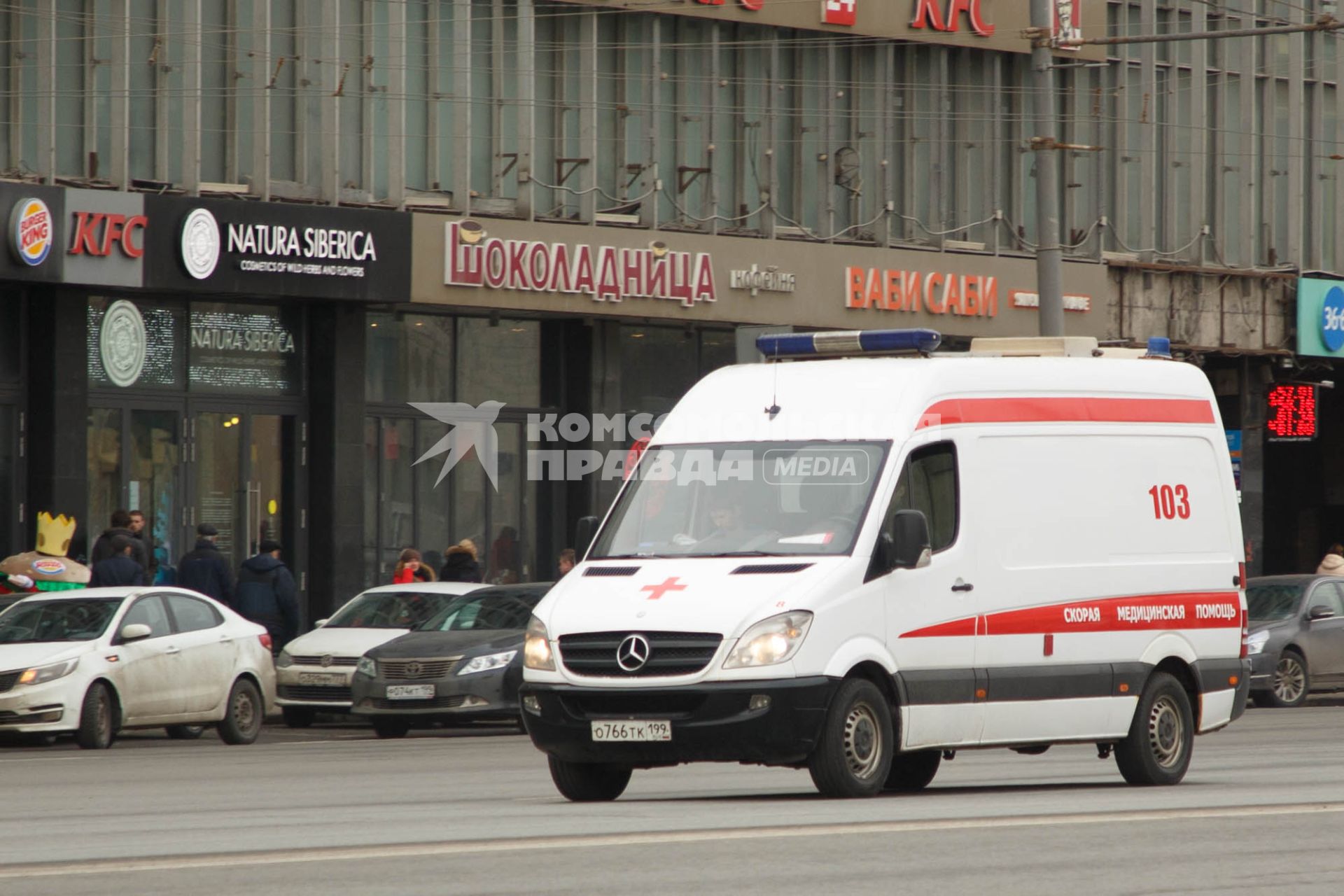 Москва.  Автомобиль скорой медицинской помощи на одной из улиц города.