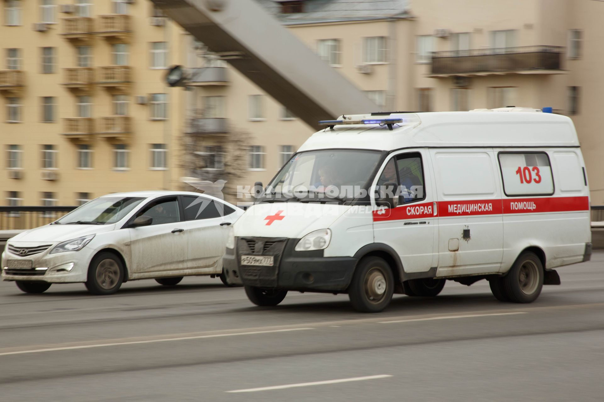 Москва.  Автомобиль скорой медицинской помощи на одной из улиц города.