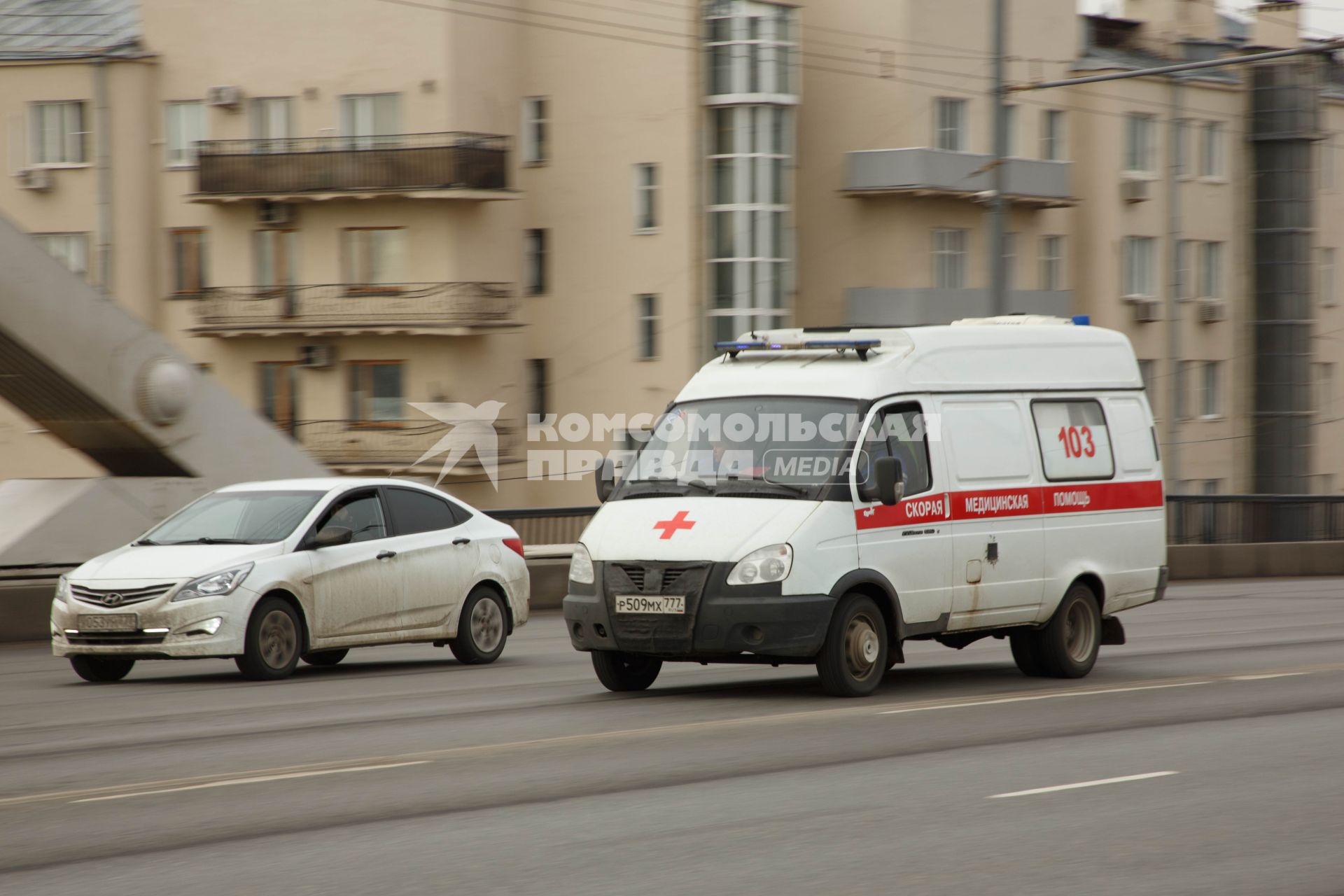Москва.   Автомобиль скорой медицинской помощи на одной из улиц города.