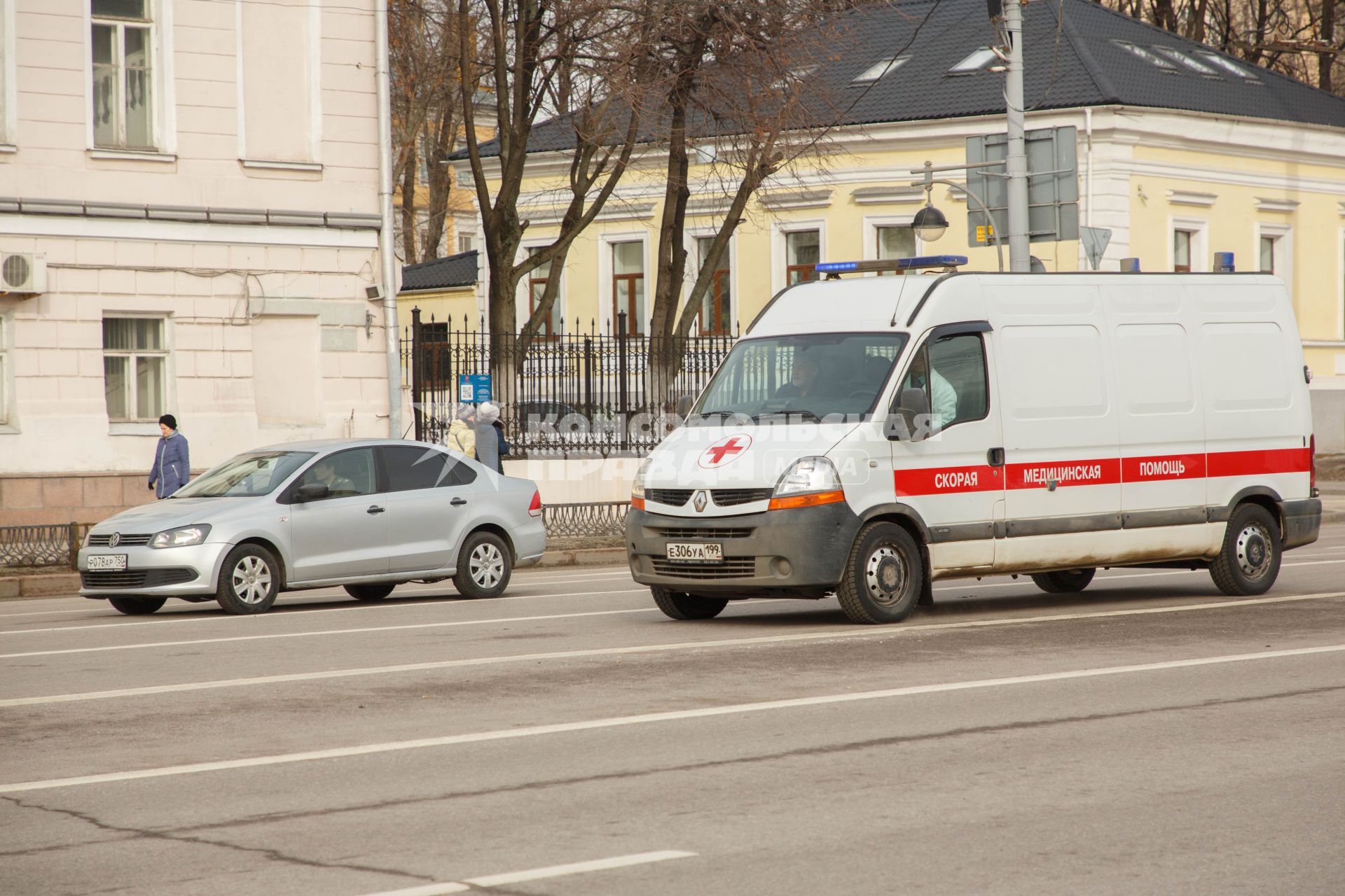 Москва.  Автомобиль скорой медицинской помощи  на одной из улиц города.