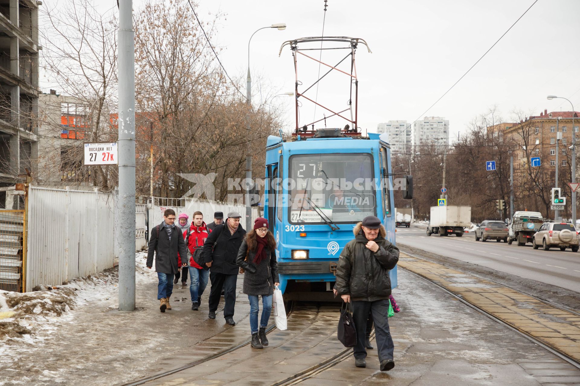 Москва. Пассажиры выходят из трамвая на одной из улиц города.