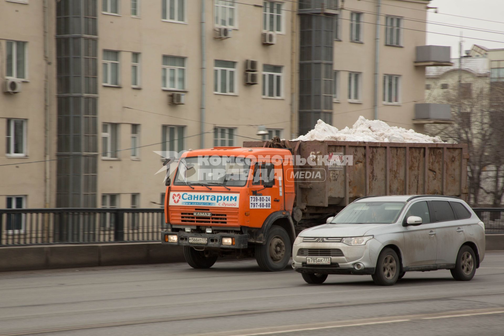 Москва.   Автомобили на одной из улиц города.