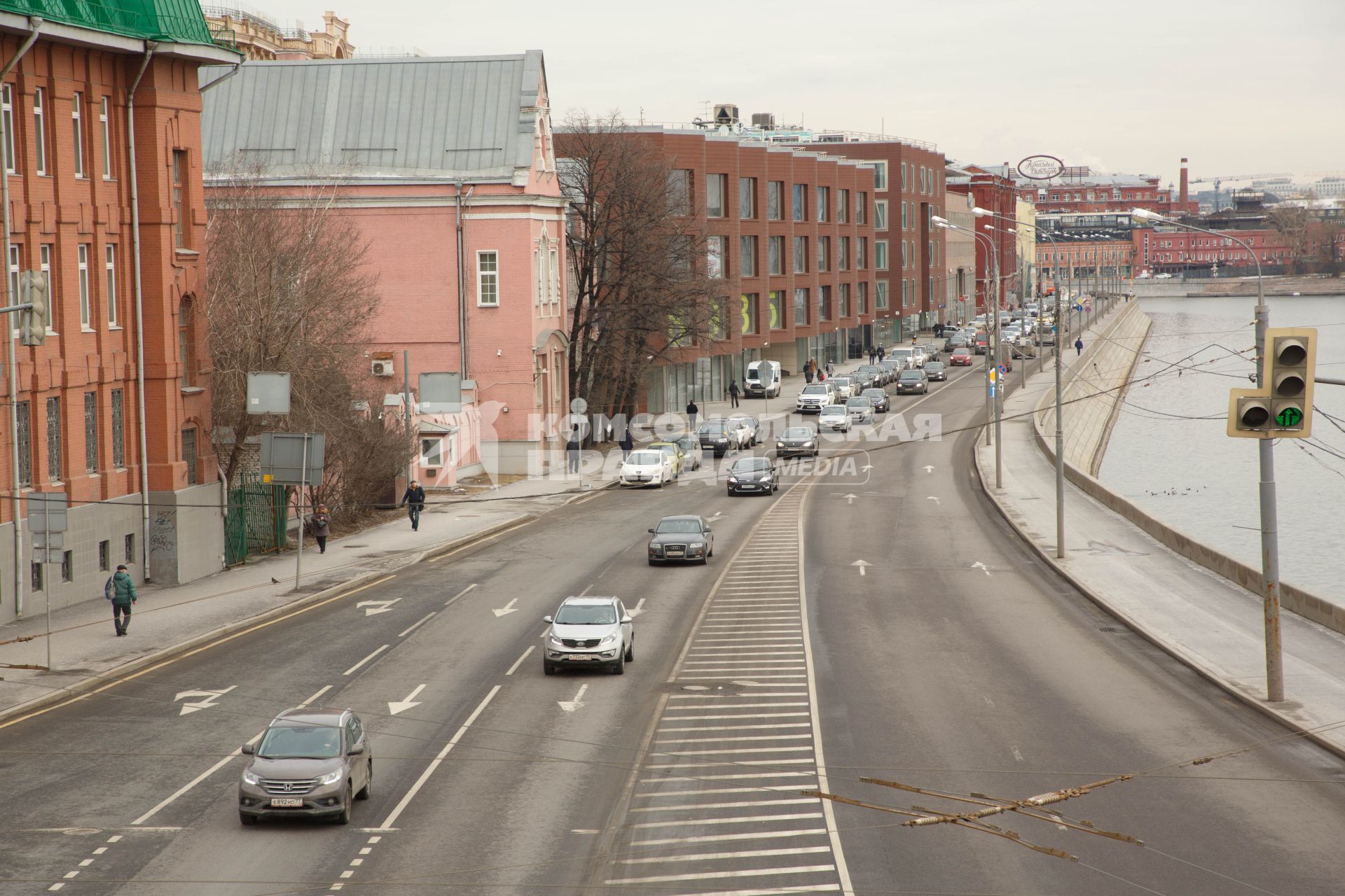 Москва.  Автомобильное движение на Пречистенской набережной.