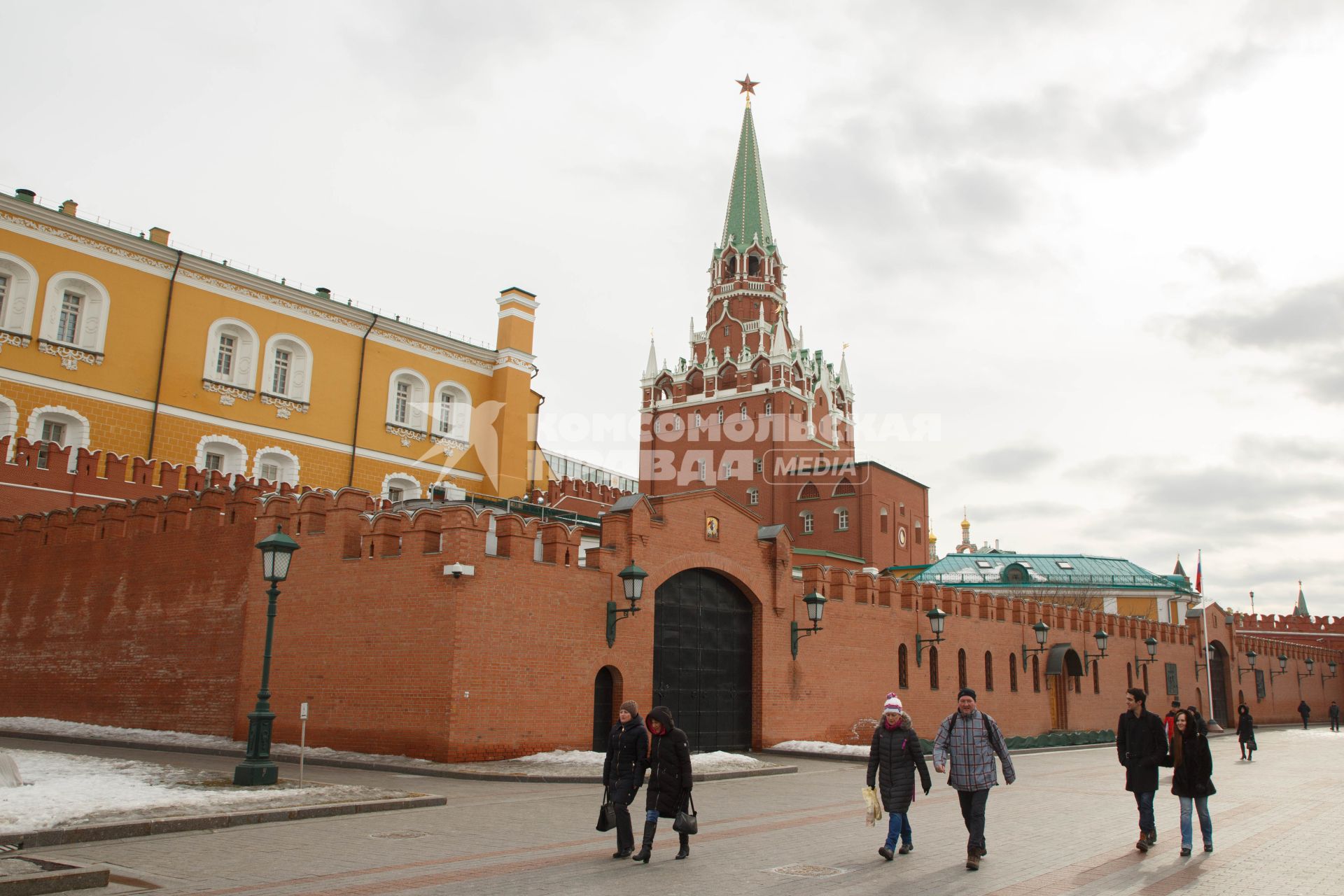 Москва.  Вид на  Троицкую башню Московского Кремля.