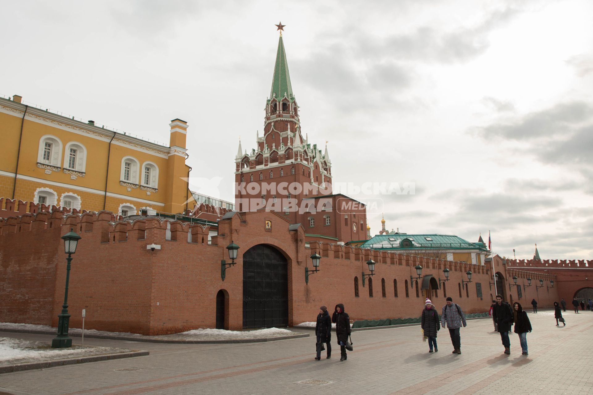 Москва.  Вид на  Троицкую башню Московского Кремля.