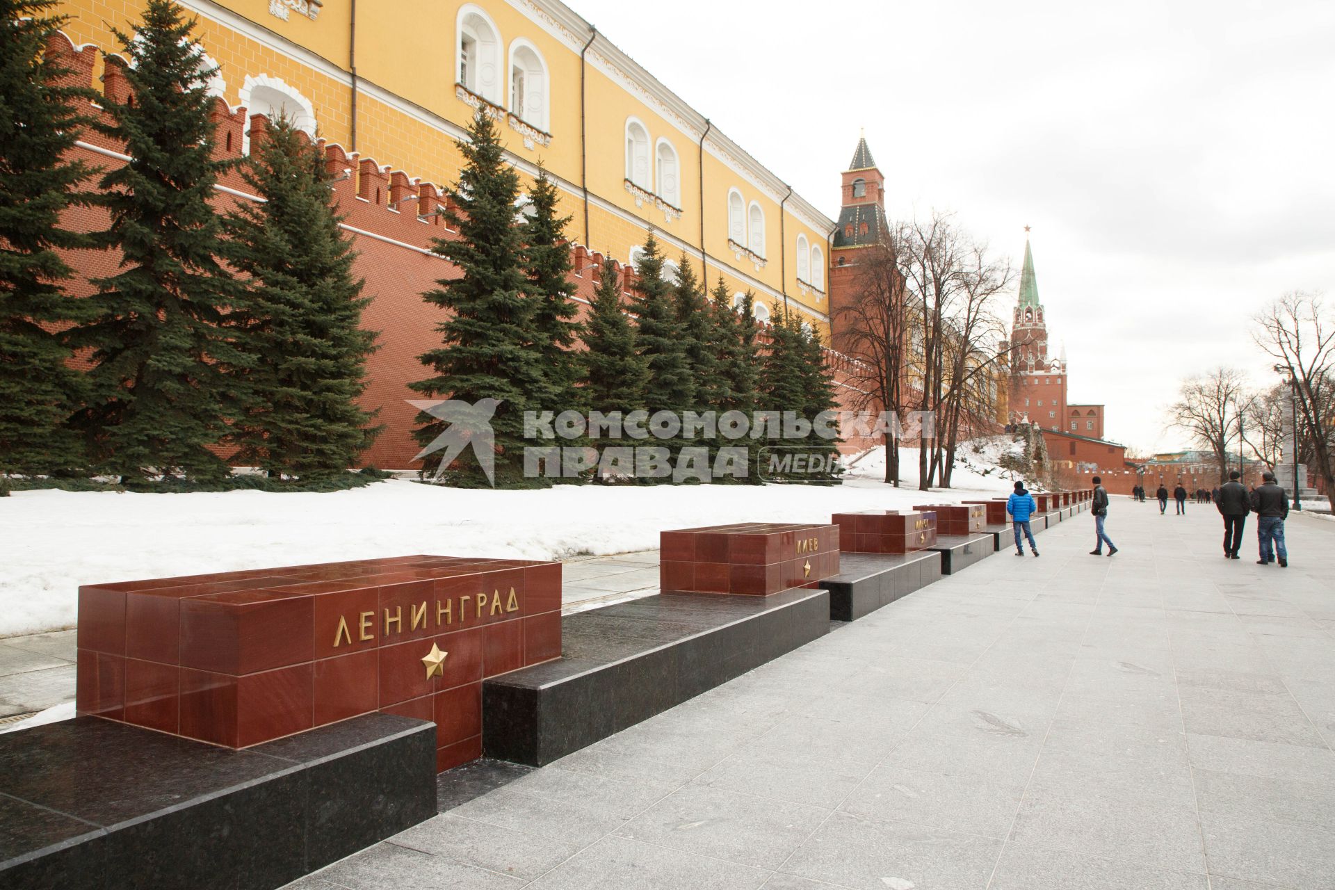 Москва.  Мемориалы городов-героев в Александровском саду.