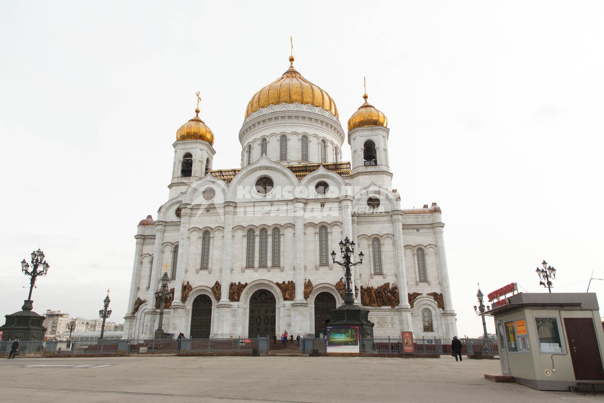 Москва. Вид на Храм Христа Спасителя  на улице Волхонка.