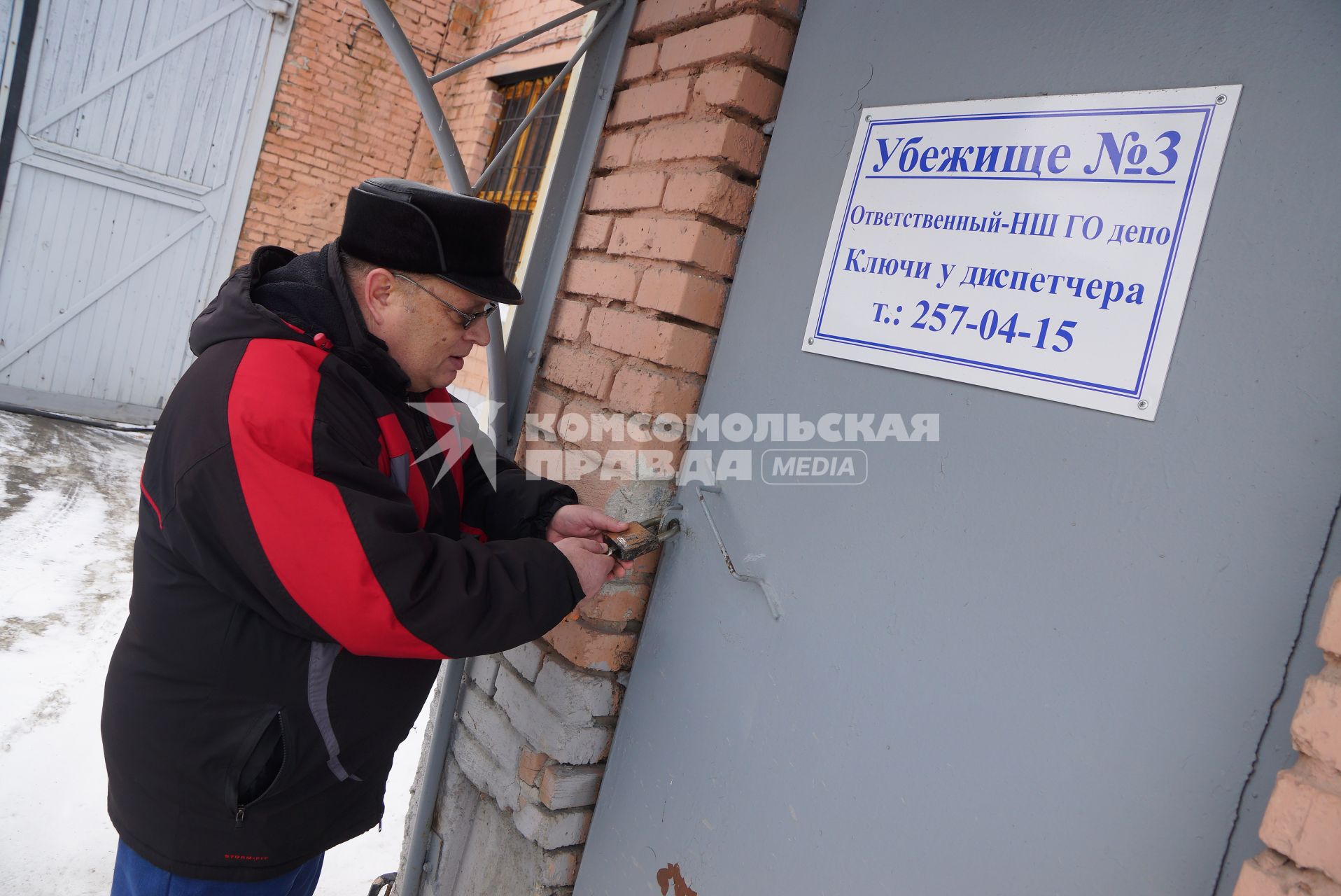 Екатеринбург. Мужчина, сотрудник ГО и ЧС открывает дверь убежища