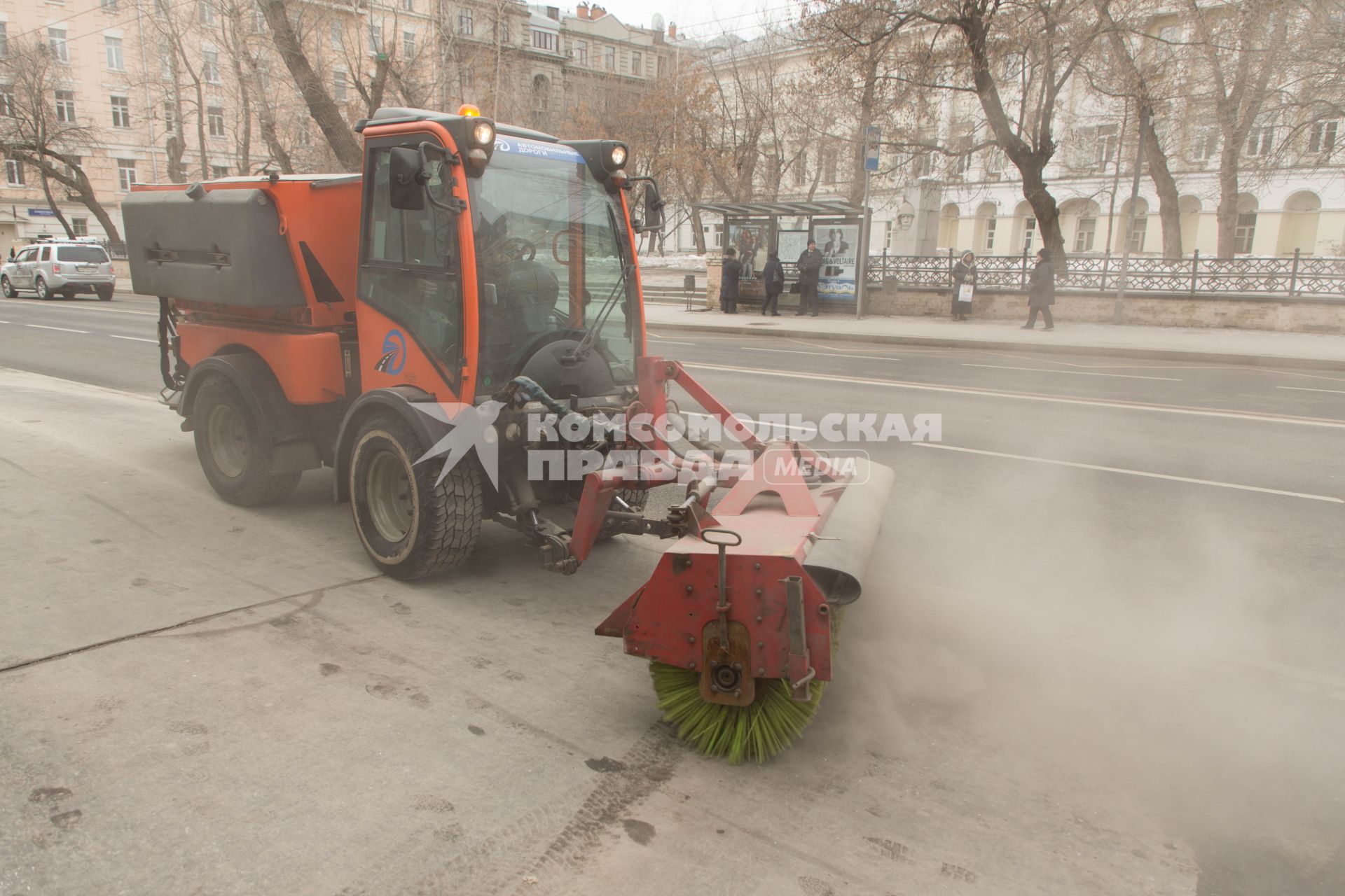 Москва.   Дорожно-уборочная машина на одной из улиц города.