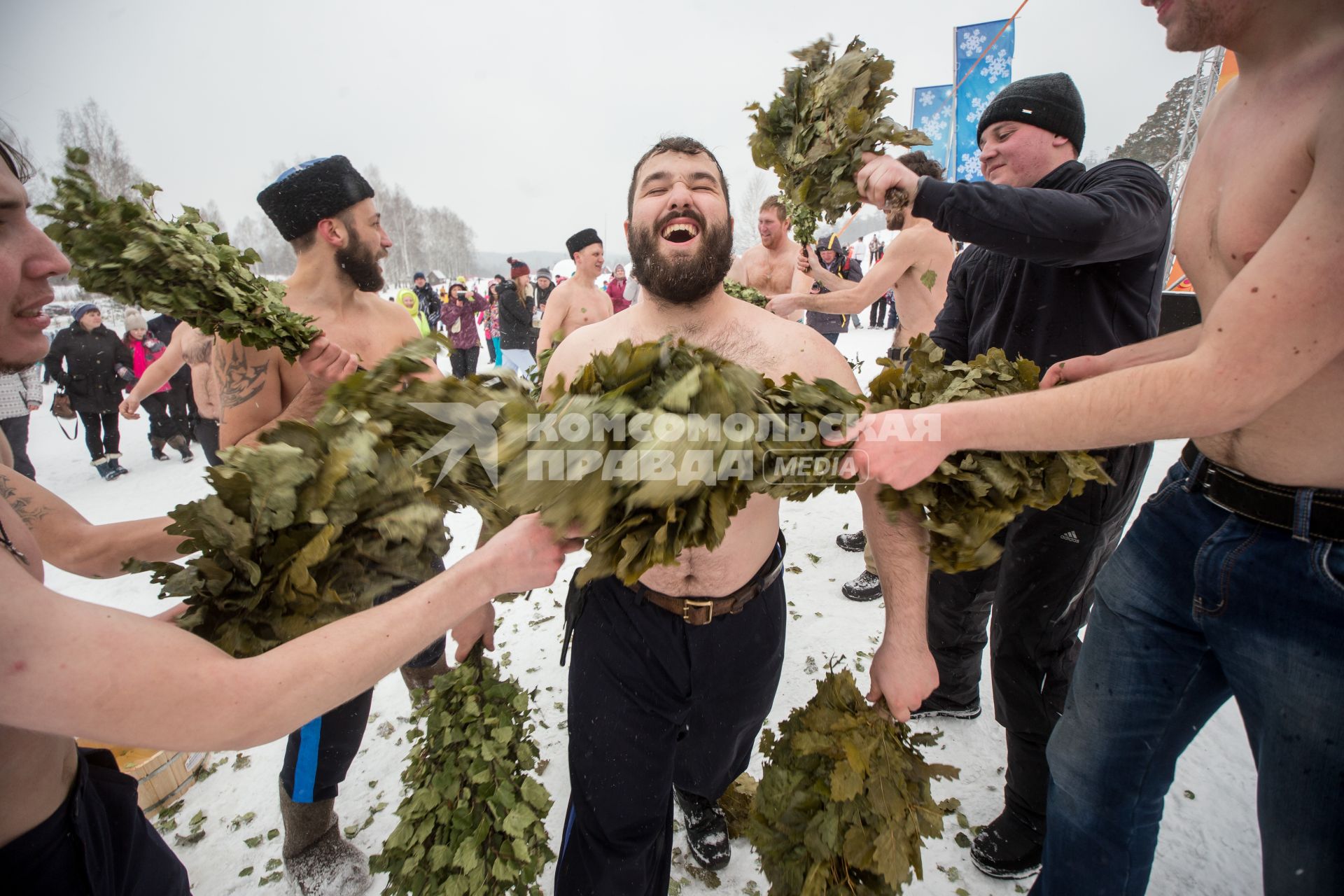 Челябинская область. Мужчины с банными вениками во время праздничных гуляний, посвященных проводам Широкой Масленицы.