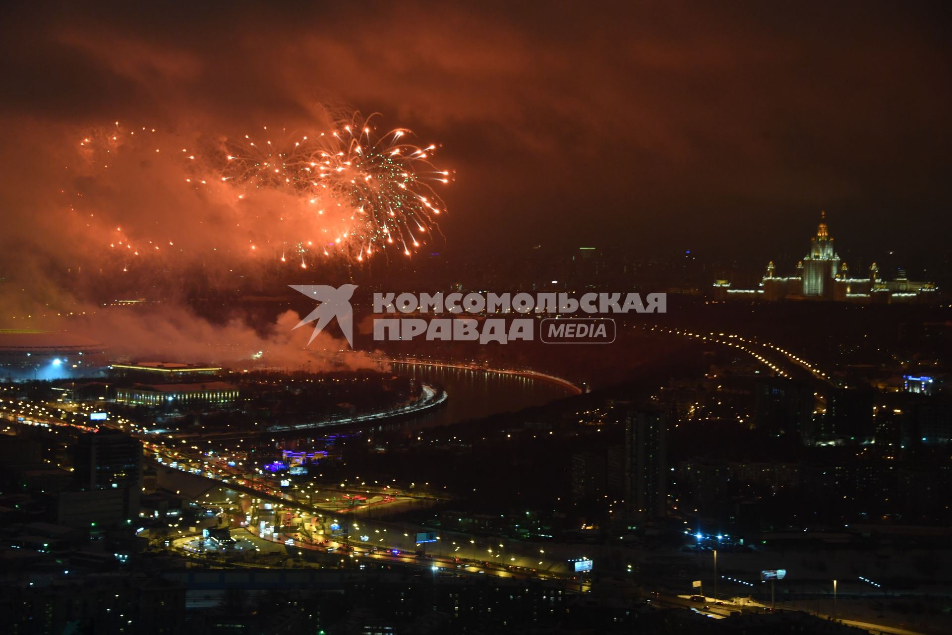 Москва. Вид на город  во время праздничного салюта с одной из башен ММДЦ Москва-Сити.