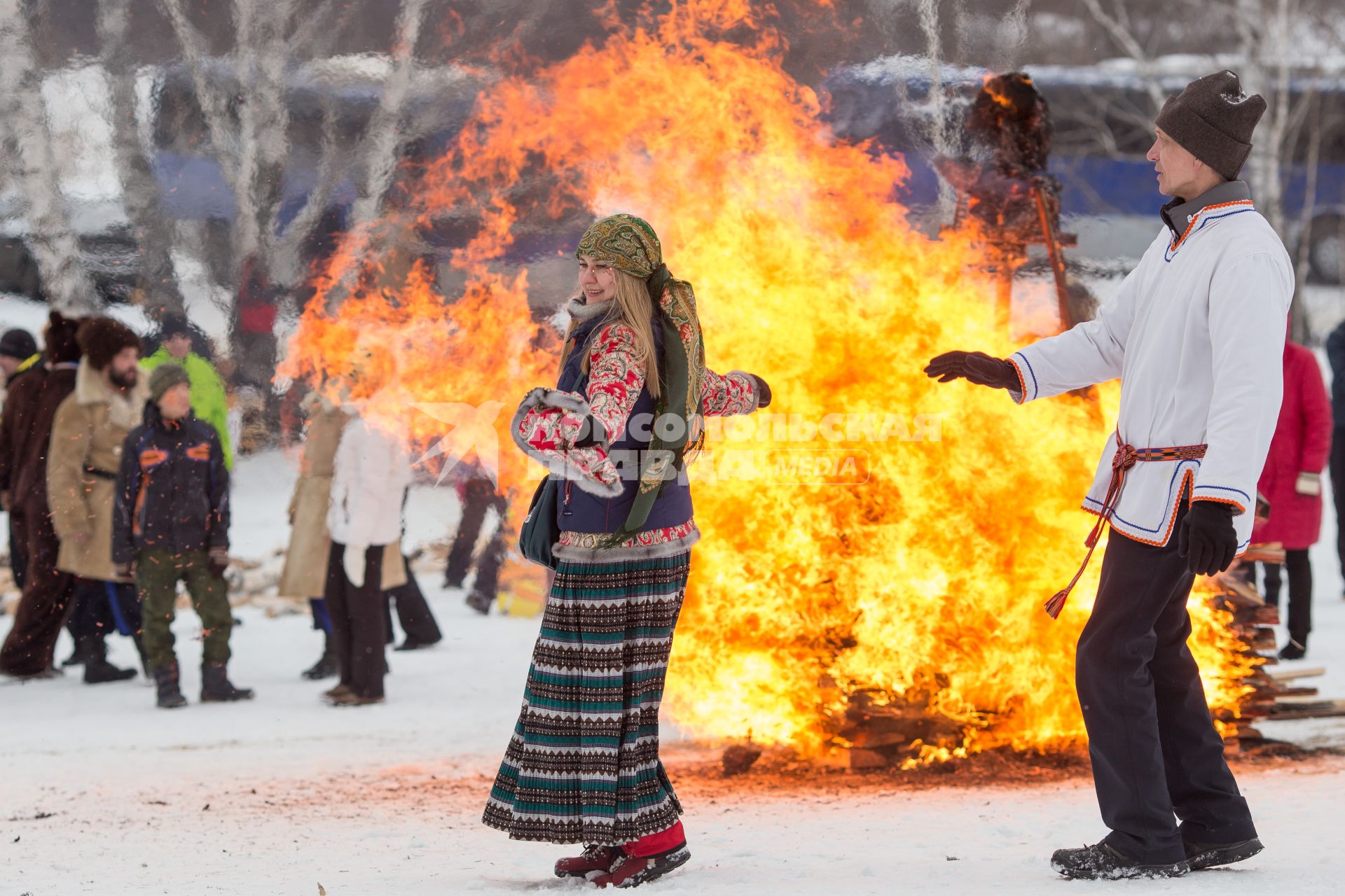 Челябинская область. Сжигание чучела во время праздничных гуляний, посвященных проводам Широкой Масленицы.