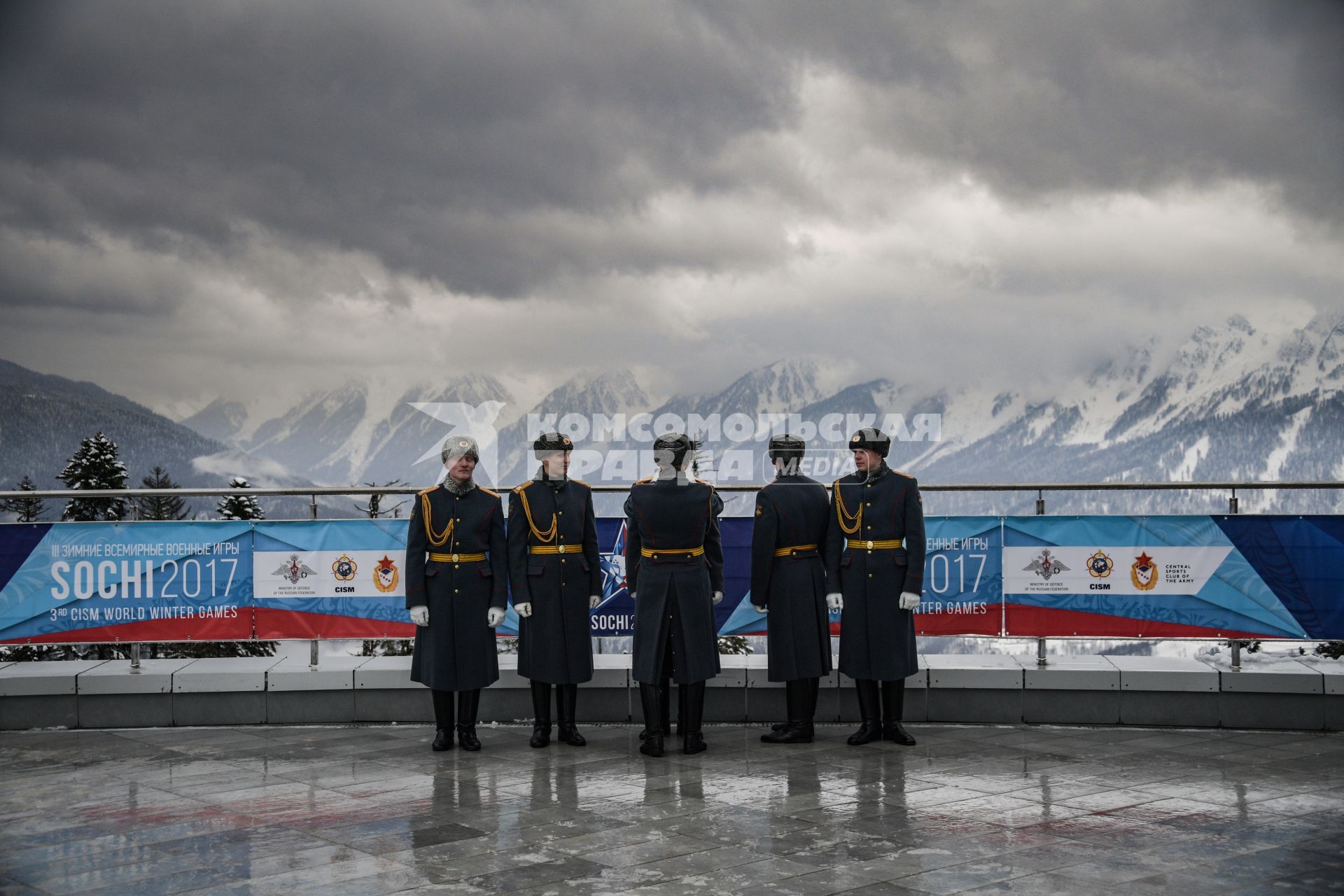 Сочи. Солдаты из роты почетного караула на III   Всемирных  зимних военных играх.
