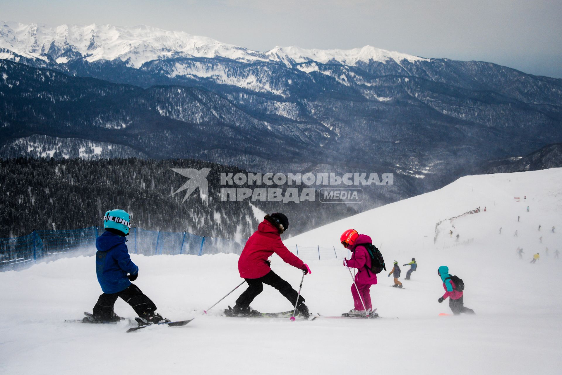 Сочи. Дети на горнолыжном склоне горнолыжного курорта красная поляна Роза-Хутор.