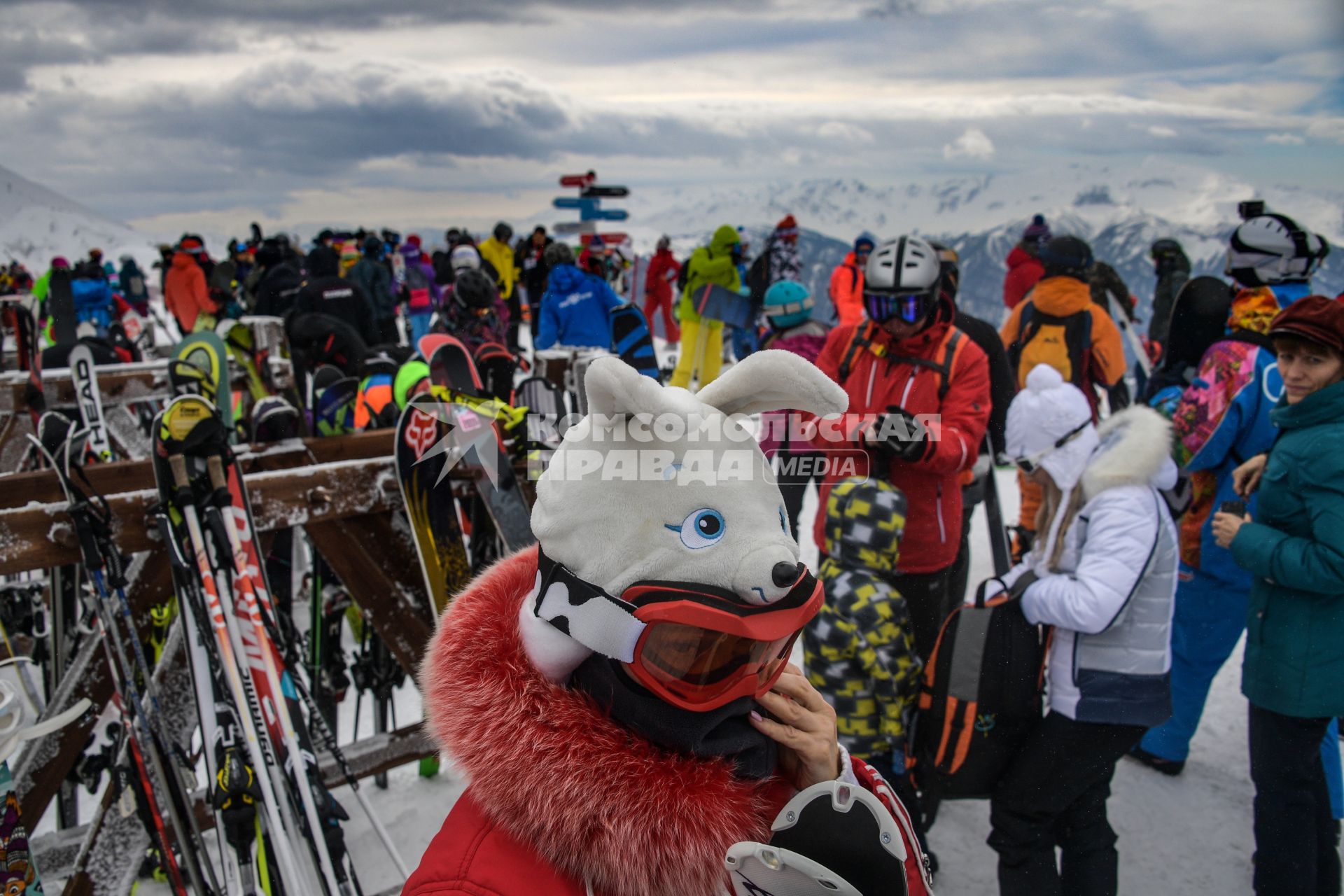 Сочи.  Зрители во время лыжной гонки на III Всемирных зимних военных играх .