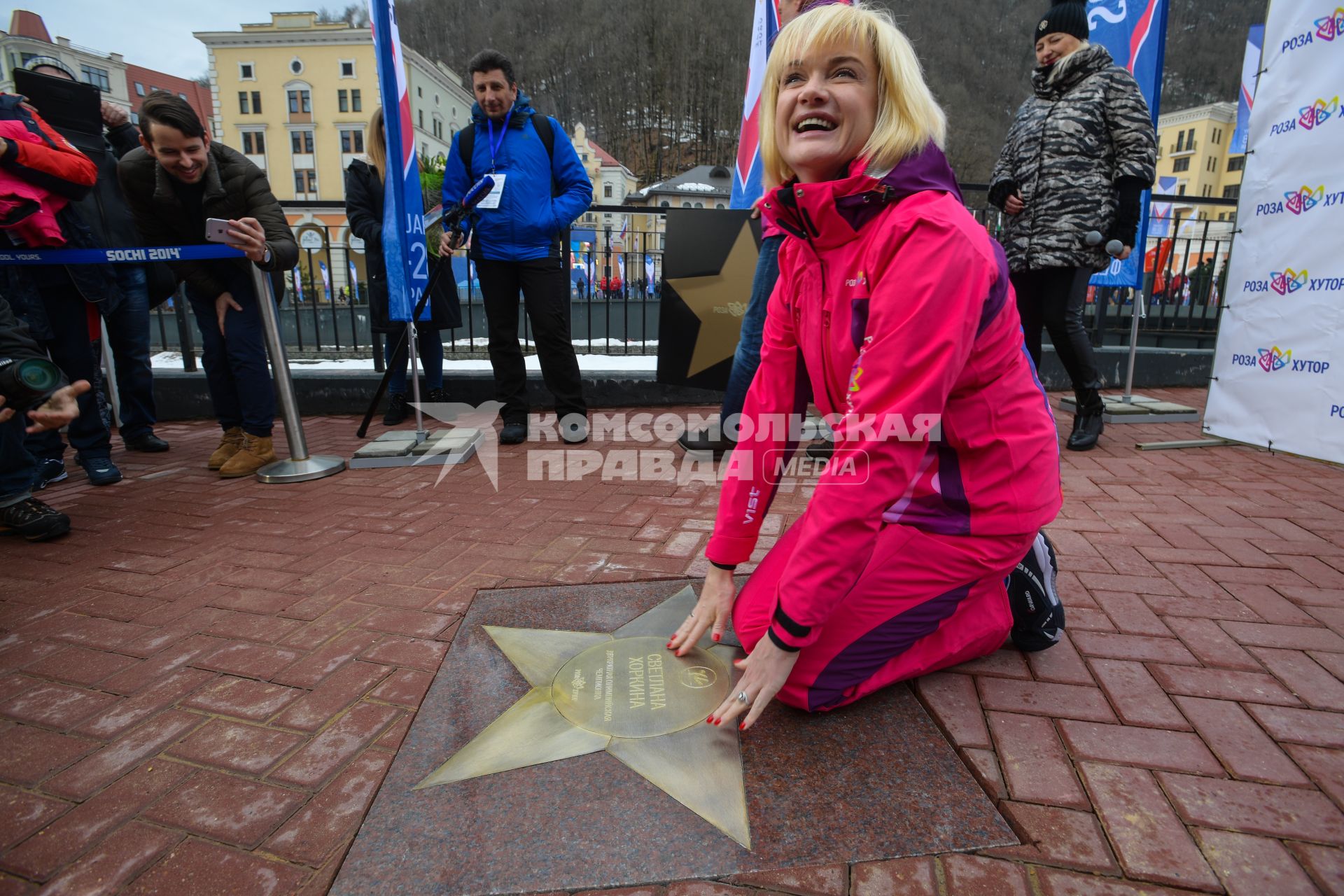 Сочи.  Двукратная олимпийская чемпионка по спортивной гимнастике Светлана Хоркина на церемонии открытия именной звезды  на аллее Олимпийской славы  на территории горнолыжного курорта`Роза-Хутор`на III Всемирных зимних военных играх .