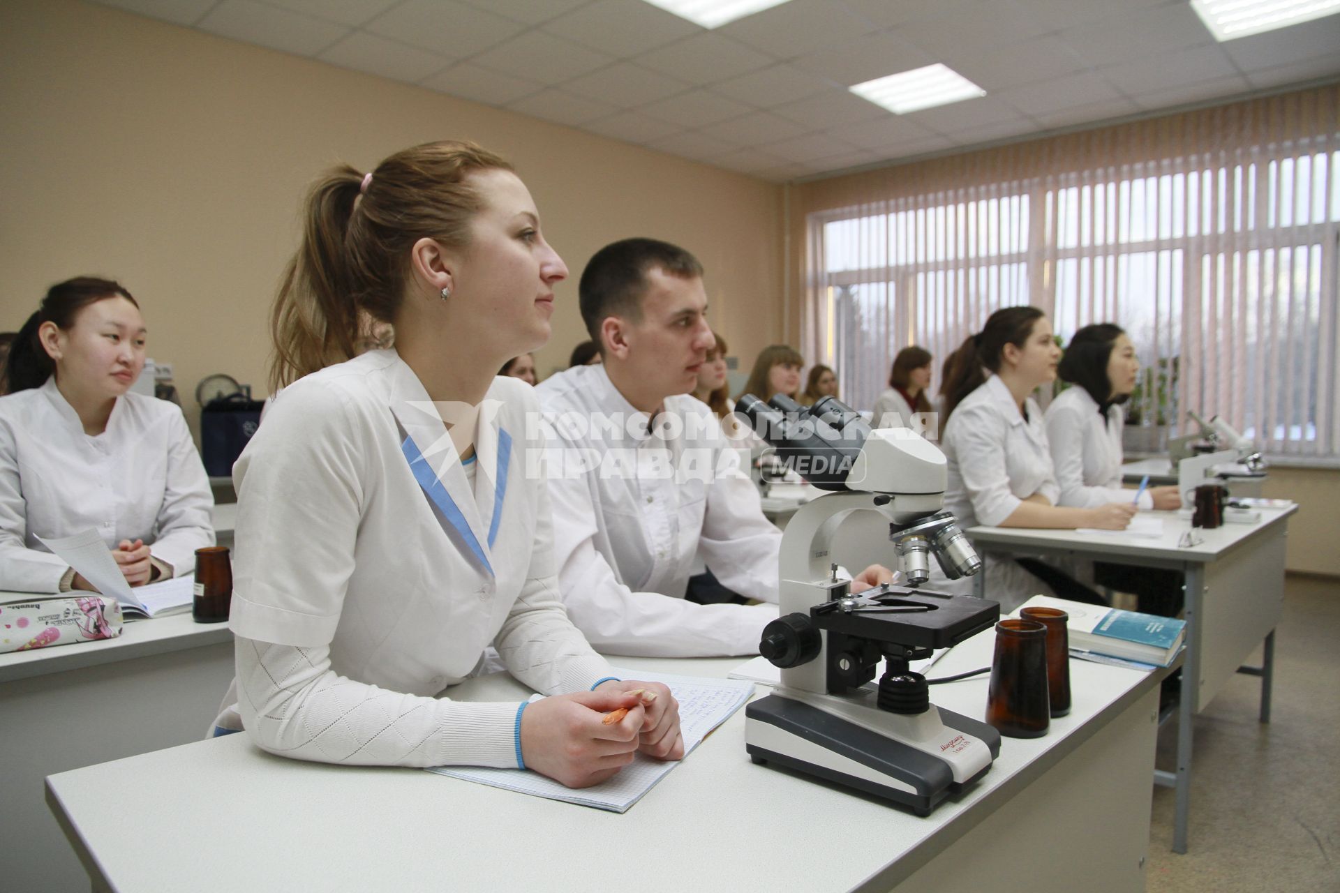 Барнаул. Студенты медицинского колледжа на  занятиях .