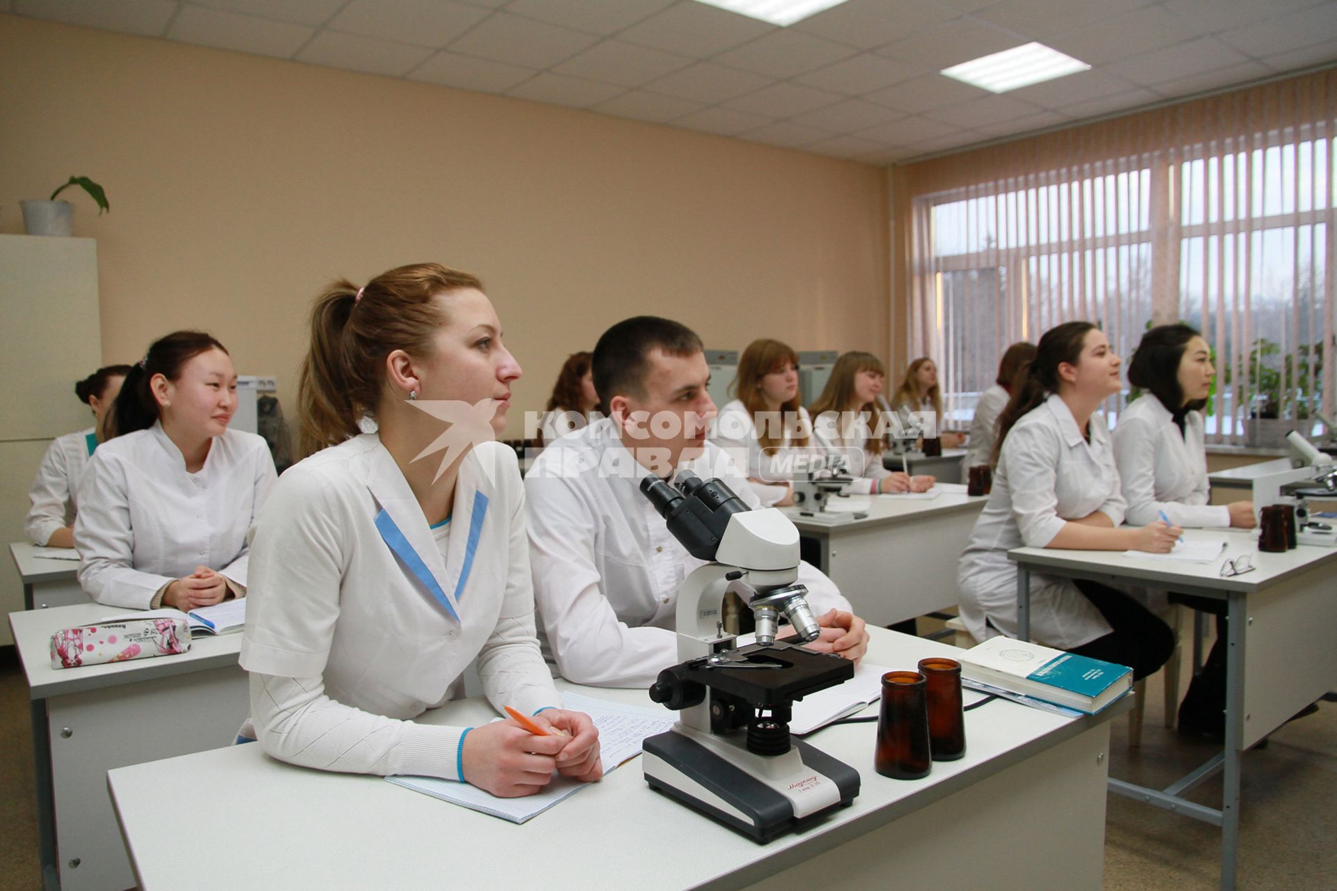 Барнаул. Студенты медицинского колледжа на  занятиях .
