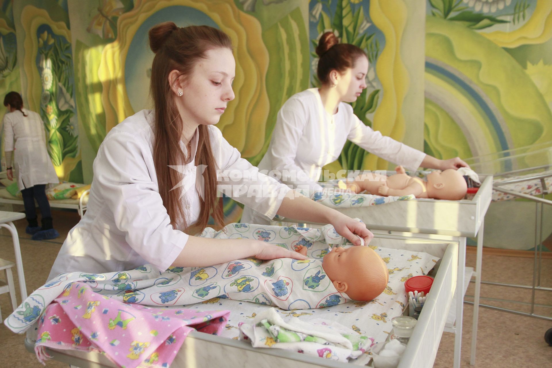 Барнаул. Студентки медицинского колледжа на практических занятиях по аккушерству.