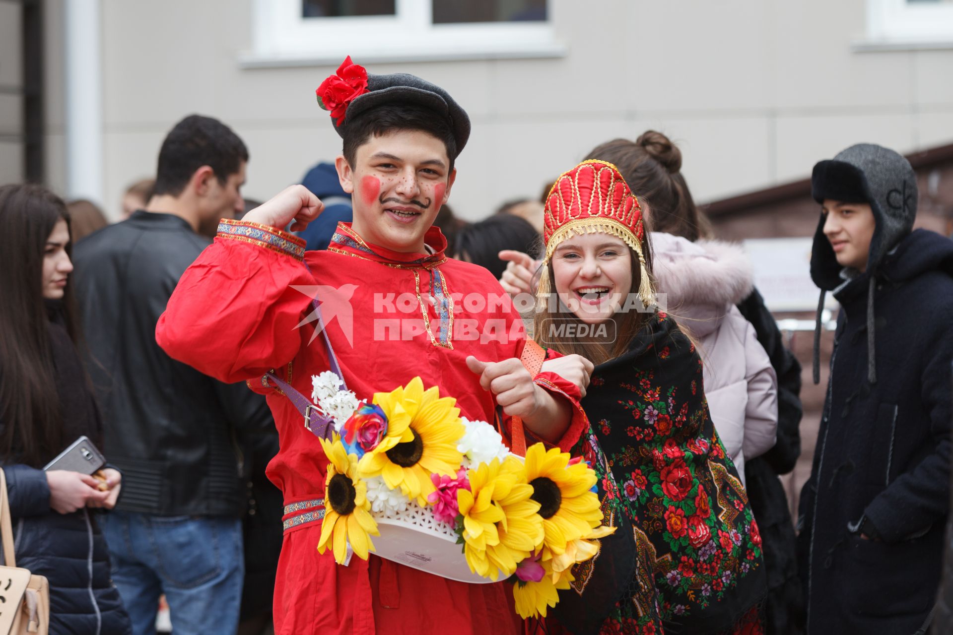 Ставрополь.   Студенты-медики  во время празднования Масленицы.