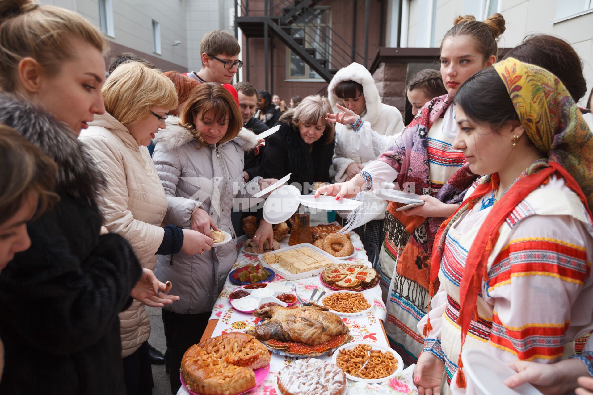 Ставрополь.   Студенты-медики едят блины во время празднования Масленицы.