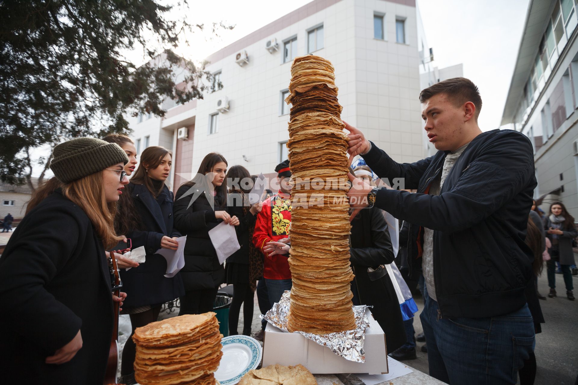 Ставрополь.   Студенты-медики едят блины во время празднования Масленицы.
