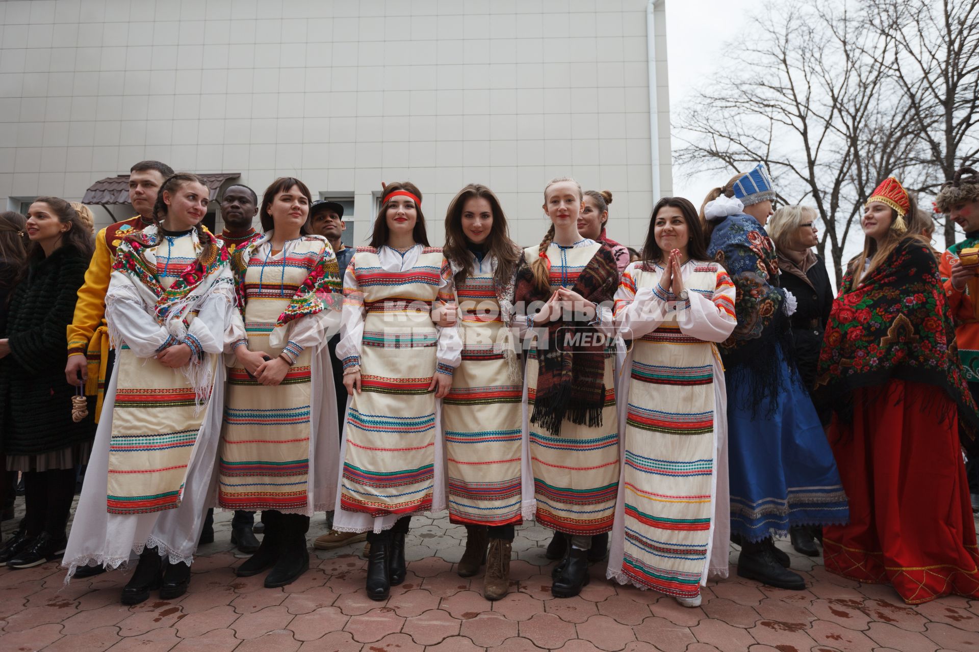 Ставрополь.   Студенты-медики  во время празднования Масленицы.