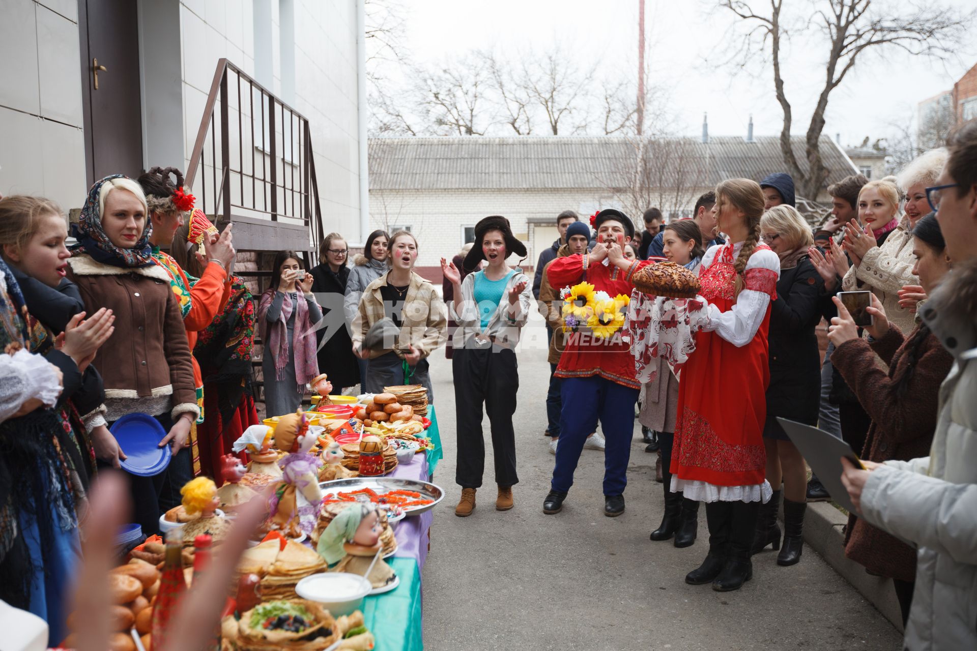 Ставрополь.   Студенты-медики  во время празднования Масленицы.