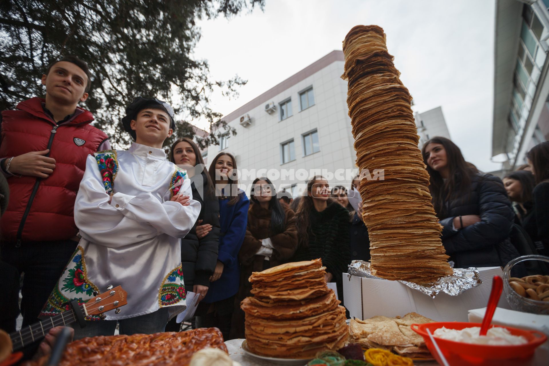 Ставрополь.   Студенты-медики едят блины во время празднования Масленицы.