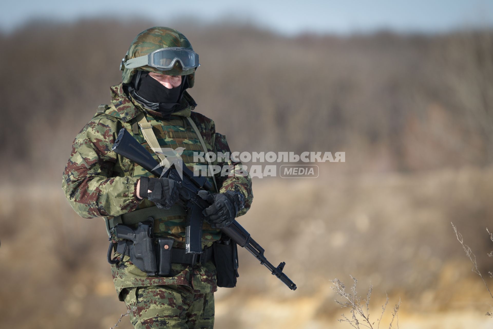 Ставрополь. Боец  отдела специального назначения ФСИН во время полевых учений.