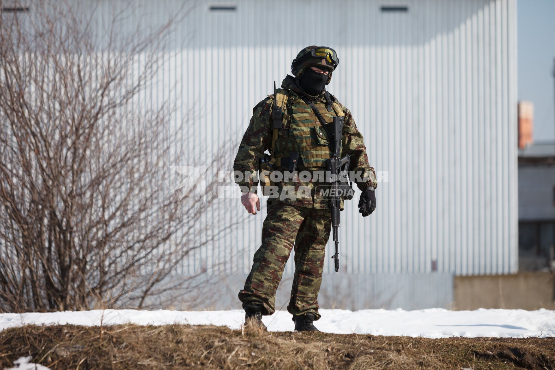 Ставрополь. Боец  отдела специального назначения ФСИН во время полевых учений.