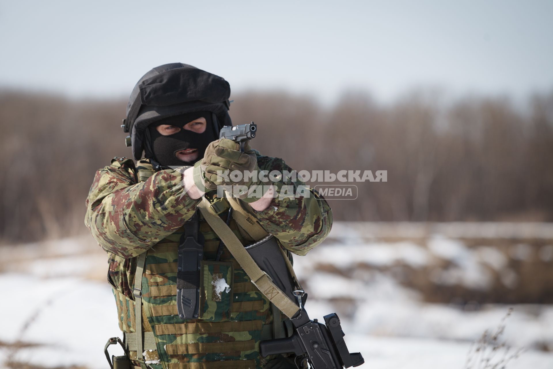 Ставрополь. Боец  отдела специального назначения ФСИН во время полевых учений.