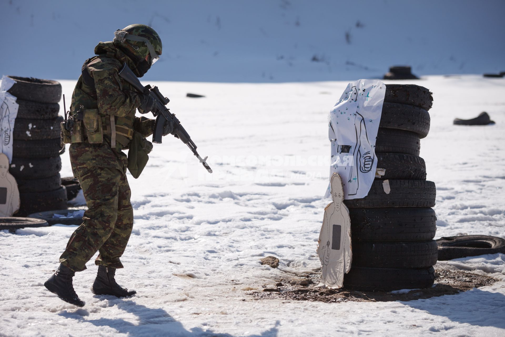 Ставрополь. Боец  отдела специального назначения ФСИН во время полевых учений.