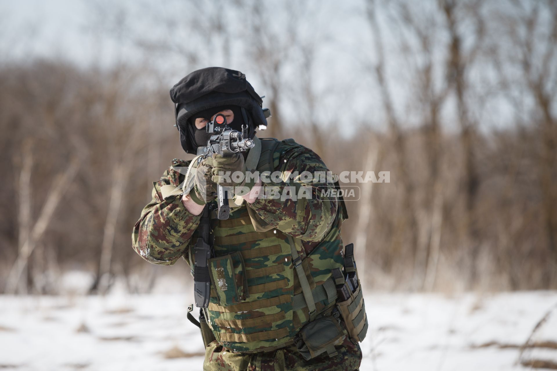 Ставрополь. Боец  отдела специального назначения ФСИН во время полевых учений.