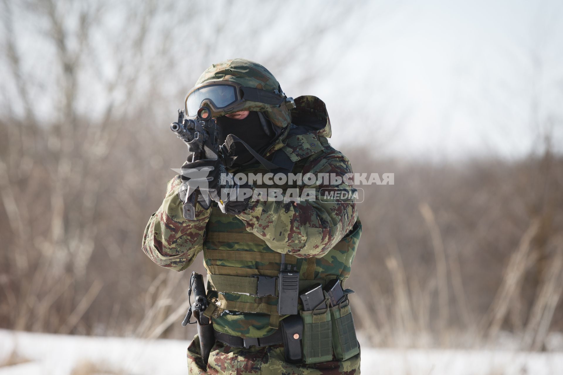 Ставрополь. Боец  отдела специального назначения ФСИН во время полевых учений.