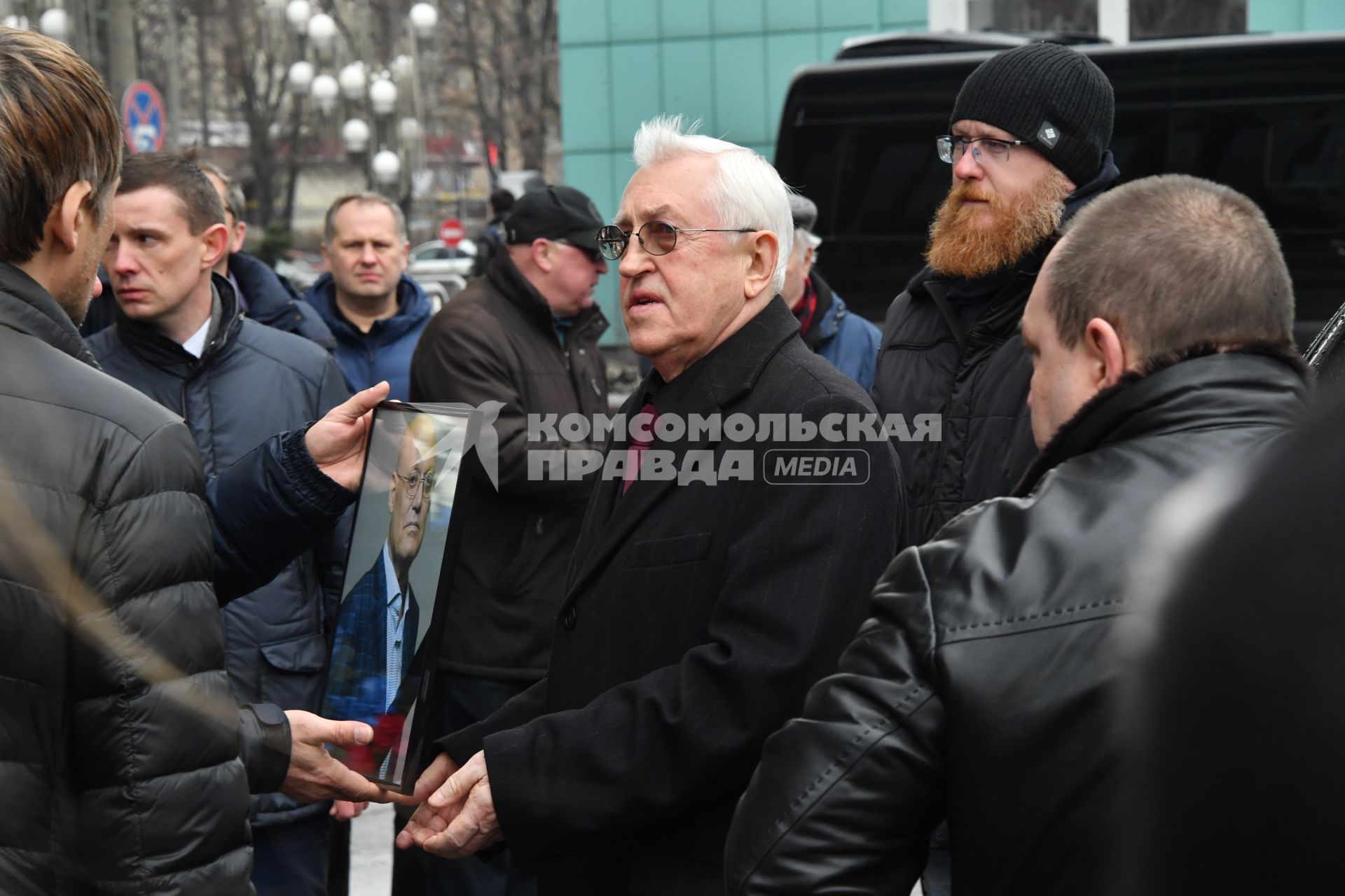 Москва. Двукратный олимпийский чемпион советский хоккеис Борис Михайлов  на церемонии прощания с хоккеистом  Владимиром Петровым в ледовом  спортивном комплексе цска .