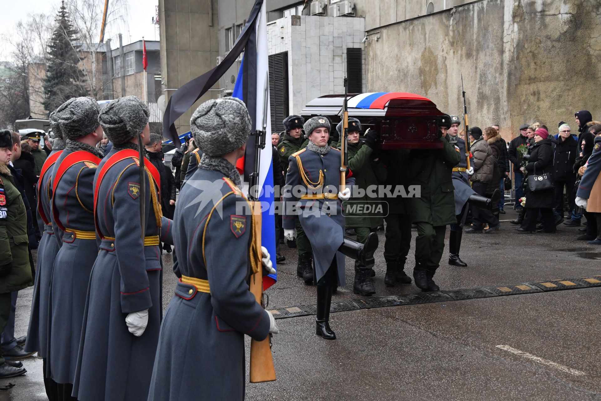 Москва. Церемония прощания с хоккеистом  Владимиром Петровым в ледовом  спортивном комплексе цска .