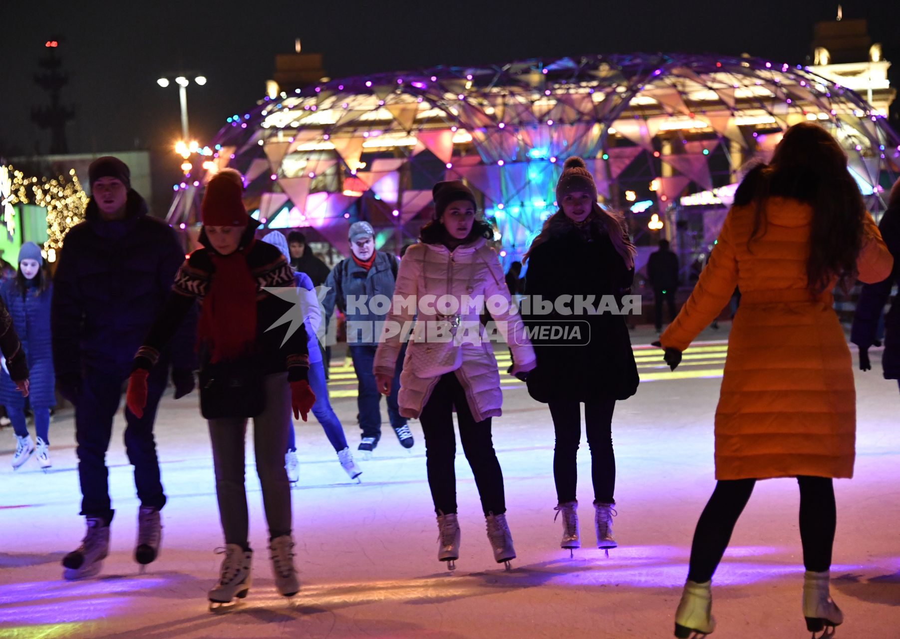 Москва. Люди на катке в Парке Горького.